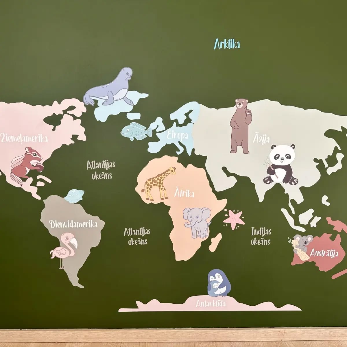 Sienas uzlīmes ir lielisks veids kā piešķirt telpai raksturu un stilu! 🤩
Uzlīmes bērnu istabā var kalpot ne tikai kā dekorācija, bet arī kā izglītojošs elements. Dzīvnieku pasaules karte attēlo kontinentu izvietojumu un to raksturīgākos dzīvniekus, kas ļaus vaļu fantāzijai un spēlēm! 🔎🦒🦭
Šo uzlīmi meklē mūsu e-veikalā www.stickerspot.eu
Vēlies personalizētas sienas uzlīmes? Raksti mums uz info@stickerspot.eu un pastāsti par savu ideju! 🤗
#stickerspot #sienasuzlīmes #bernuuzlimes #uzlimes #uzlīmesbērniem #interjerauzlīmes #uzlimesinterjeram