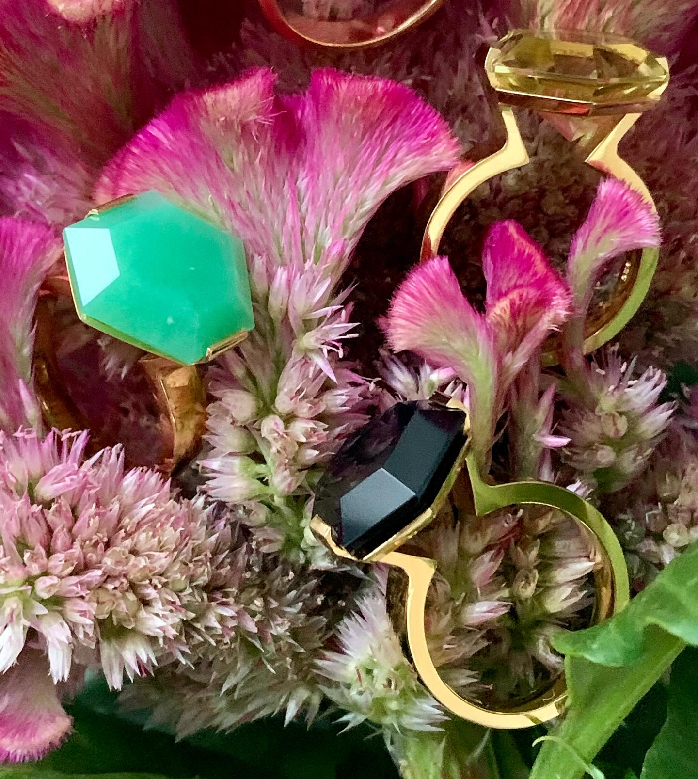 Some beauties
#edelsteinschmuck #ring #goldring #onyx #citrin #crysoprase #flowers