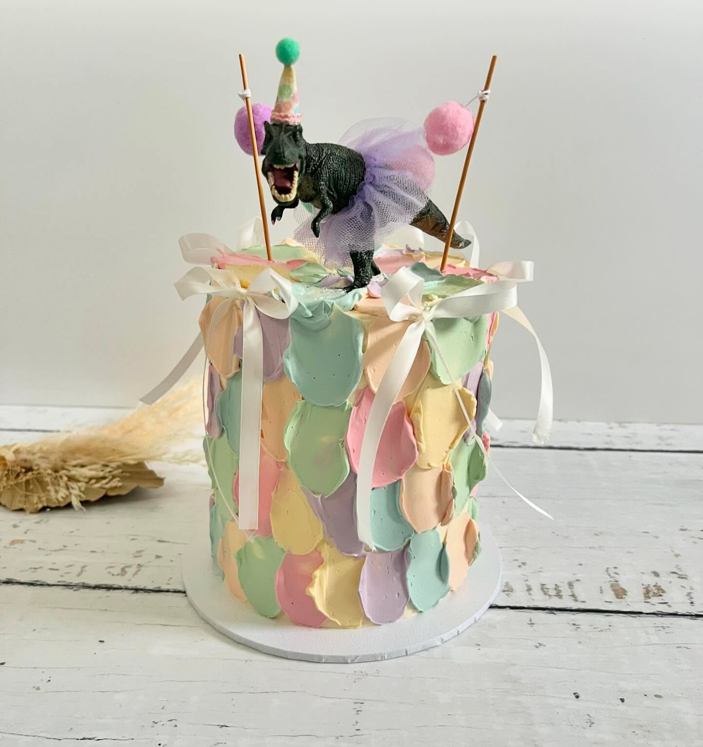 Pastel, bows and dinosaurs
#cake #cakecakecake #cakeporn #cakelover #cakestyle #cakeinspiration #buttercream #tallcake #cakesofinstagram #cakedecorating