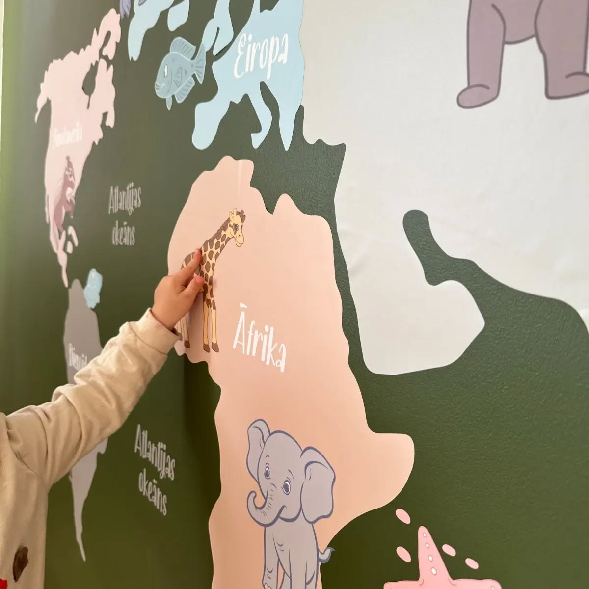 Sienas uzlīmes ir lielisks veids kā piešķirt telpai raksturu un stilu! 🤩
Uzlīmes bērnu istabā var kalpot ne tikai kā dekorācija, bet arī kā izglītojošs elements. Dzīvnieku pasaules karte attēlo kontinentu izvietojumu un to raksturīgākos dzīvniekus, kas ļaus vaļu fantāzijai un spēlēm! 🔎🦒🦭
Šo uzlīmi meklē mūsu e-veikalā www.stickerspot.eu
Vēlies personalizētas sienas uzlīmes? Raksti mums uz info@stickerspot.eu un pastāsti par savu ideju! 🤗
#stickerspot #sienasuzlīmes #bernuuzlimes #uzlimes #uzlīmesbērniem #interjerauzlīmes #uzlimesinterjeram