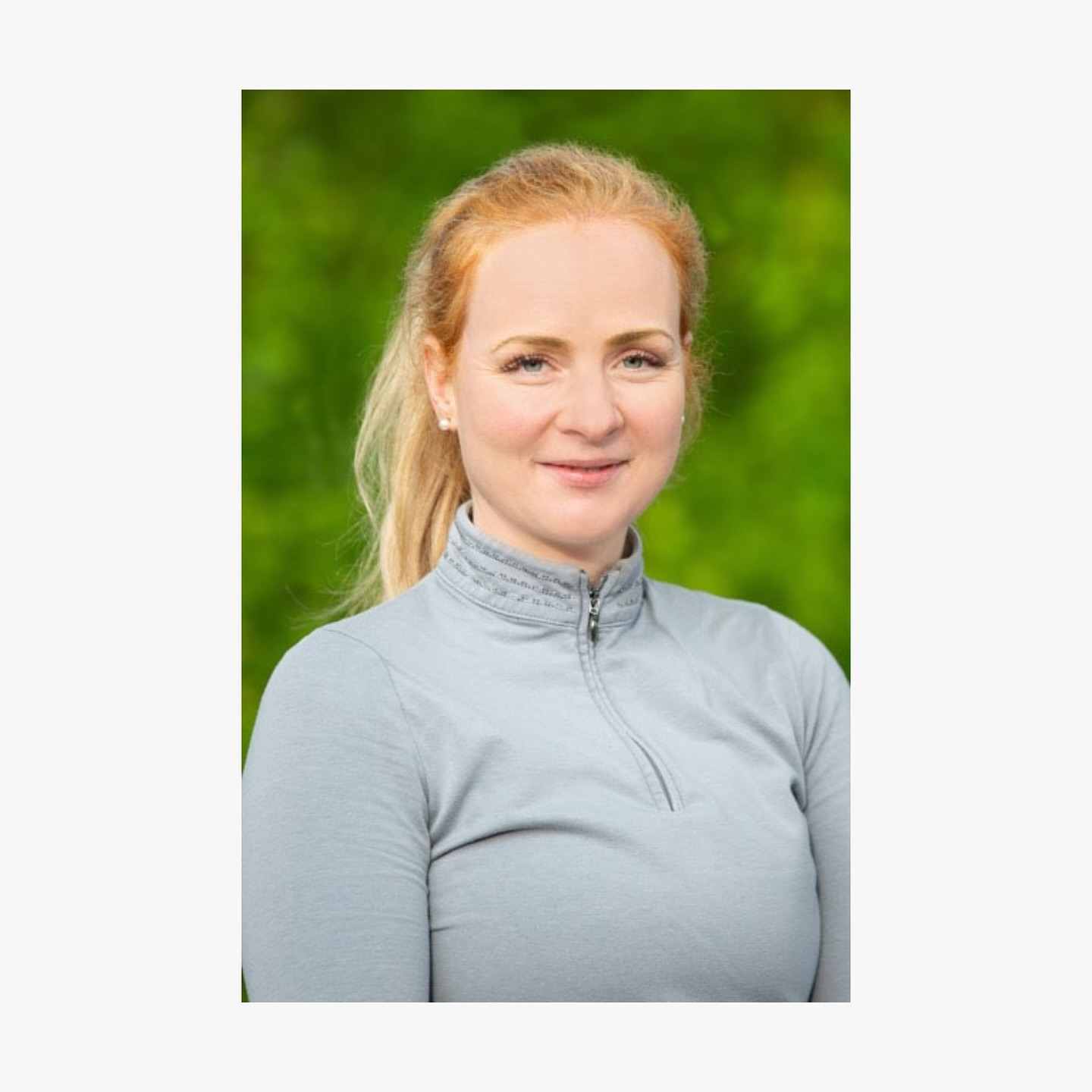 Unsere Reitlehrerinnen 💛
Die Reitschule des Reiterverein Sundern-Spexard besteht aktuell aus 7 Schulpferden und Ponys. Johanna Stanton-Bowley leitet die Reitschule und ist Trainerin A. Sie hat ihre Ausbildung zur Pferdewirtin mit dem Schwerpunkt Klassische Reitausbildung abgeschlossen 🐴
Luisa Langeneke hat ihre Ausbildung zur Pferdewirtin ebenfalls mit dem Schwerpunkt Klassische Reitausbildung abgeschlossen und ist Trainerin B Leistungssport. Luisa unterstützt die Reitschule am Mittwoch 🐴