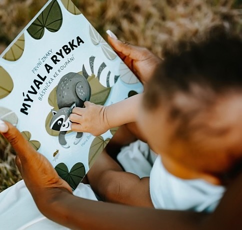 Že jde o “básničku ke koupání” bylo tedy jasné, ale jak se bude jmenovat, o tom přemýšlím občas i teď. Ve hře bylo víc možností. Jedna z nich byla “Mývalí král”. Přišel mi tenhle název hezčí a originálnější, ale budou si to tak malé děti pamatovat? Nakonec vyhrála jednoduchá a dobře zapamatovatelná varianta “Mýval a rybka” ♥️
P.S. Na téhle maketě knížky ještě nemá mýval korunu, ale to jsem později za pomocí Zuzky doladila. A proč vlastně má mít korunu? To se dozvíte na Ježíška, až bude knížka u vás. 🤩
#myvalarybka #basnickakekoupani #prvniznaky #předprodej #komunikacesmiminky #znakovanismiminky #vzajemneporozumneni #duvera #hryprobatolata #jsmerodice #znakovani #ucimeseznakovat #firstsigns #aktivityprodeti #vyvoj #hra #slova #rozvojreci #knihyprodeti #montessori