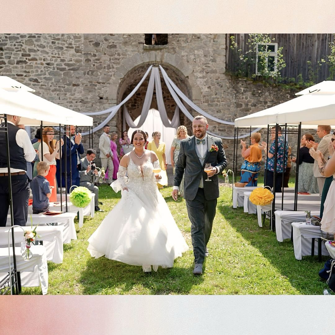 Ach Melli & Engi, was habt ihr mir für schöne, leichte & vor Lebenslust strotzende Stunden beschert!
Zwei Personen, die bei Weitem nicht nur durch die Volljährigkeit ihrer ganz besonderen Verbindung hervorstechen.
Nahezu 18 gemeinsame Jahre und das nur, weil sich die beiden einst dachten, dass die Kombination aus knallbuntem Flummi, der sich seinen Weg durch das reinste Chaos bahnt & grummeligem, pointiertem Ruhepol eine ziemlich gute Mischung sein könnte.
Da müssen wir wirklich nichts beschönigen, denn ihre Verschiedenheit ist einfach indiskutabel. Sie flog mir innerhalb von Millisekunden während unseres ersten Aufeinandertreffens entgegen, ohne dass ich mich ihr entziehen wollte.
Und wooow, war ich getroffen, gar voll und ganz eingenommen vom Zauber der Gegensätzlichkeit. Er zog mich in seinen Bann und nahm mich mit auf eine Reise in das pure Sein von Melli & Engi.
Sie führten mich in eine Liebe, deren Humor, Pragmatismus und nie versiegende Lebensfreude so unfassbar mitreisend sind, einerseits für sie selbst aber andererseits ebenso für ihre Mitmenschen, sodass sich eine zweite Sache indiskutabel zeigt:
Das Geheimrezept dafür, um lebenslang ein sich liebendes, gutes Team zu bleiben, wird definitiv von ihnen gehütet!
Unterstützt von einem gesamten Dorf aus Freund:innen, Familie & den verschiedensten Brauereien kann dann halt einfach nichts mehr schief gehen.
Da unterstreicht die Aussage„Je länger wir zusammen sind, desto jünger werden wir“ einfach nur dieses so unfassbar stimmige Gesamtkonzept einer aufrichtigen Liebe.
Danke, ihr beiden, dass ich für kurze Zeit in eure Liebe und euer Dorf eintauchen durfte! Es war mir ein großer Genuss 💛