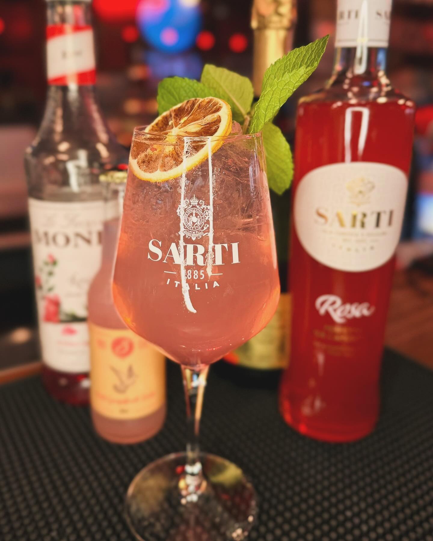Découvrez notre nouveau cocktail, le Lady Spritz! Son secret? Le Sarti, une nouvelle liqueur qui allie des arômes fruités et sucrés. Sans aucun doute, votre futur cocktail préféré ! 🍹✨