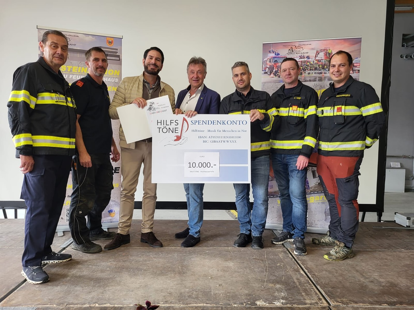 DANKE an alle Spender der HILFSTÖNE HochwasserHilfe 🫶 Präsident Unterreiner übergab den Scheck über Insgesamt 10.000 Euro an Bürgermeister Martin Falk und Feuerwehrkommandant René Gigl für die Hochwasseropfer und die freiwillige Feuerwehr 🚒 @hilfstoene @clemensunterreiner @gars_ein_herrliches_fleckchen @bgm.martin.falk @ffgarsamkamp @operburggars_official @noenachrichten #ClemensUnterreiner #kammersänger #garsamkamp #gars #noen #hochwasserhilfe #feuerwehr #freiweilligefeuerwehr #ViennaBaritone #unterreineropera #unterreiner #intendant #operburggars #oper #opera #concert #konzert #charitygentleman #hilfstoene #operasingers #operalover #letsopera #musik #news #kultur #OperaNews 📸©️NÖN Rupert Kornell