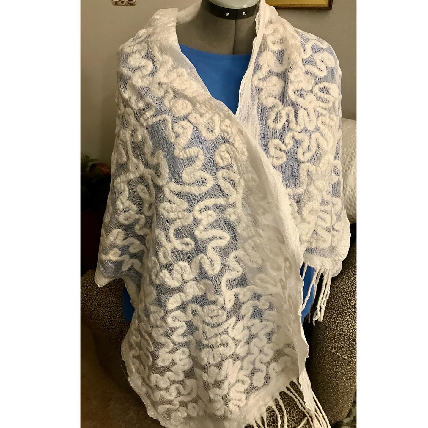 This lovely shawl is by @barbarajonesryan, with inspiration from a post by Silas Corbet ( Nuno Wt Felters and Fibre Artist Show). #feltedshawl #wetfelting #felting#wetfelted