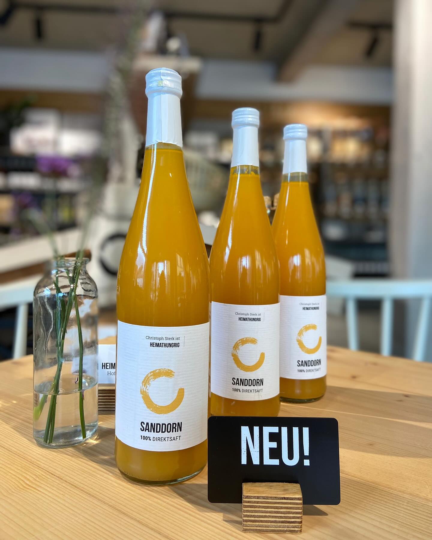 N - E - U - Sanddorn Saft aus eigenem Anbau 🧡🍁
Hast du Lust auf eine Extraportion Vitamin C? Unser Sanddornsaft ist der perfekte Begleiter für einen gesunden Lebensstil. 💪 Hergestellt aus 100 % regionalen Sanddornbeeren, liefert er dir nicht nur einen fruchtig-herben Geschmack, sondern auch wichtige Nährstoffe für dein Immunsystem. 🧡✨
🍃 Warum Sanddornsaft?
• Reich an Vitamin C für deine Abwehrkräfte 🛡️
• Unterstützt die natürliche Regeneration der
Haut 🌱
• 100 % natürlich und frei von Zusätzen 🌿
Genieße ihn pur, im Smoothie oder als Erfrischung im Tee. 🍹 #bio #regional #Superfood #vegan #biozertifiziert #gesund #vitamine #franken #foodphotography #heimatliebe #kauflocal #eisen #familie #aronia #likör #saft #deutschland #startupbusiness #nachhaltig #supportsmallbusiness #supportyourlocal #sanddorn #kürbis #geschenkideen #trockenbeeren #familienbetrieb #nachhaltigkeit #trüffel #hofladen