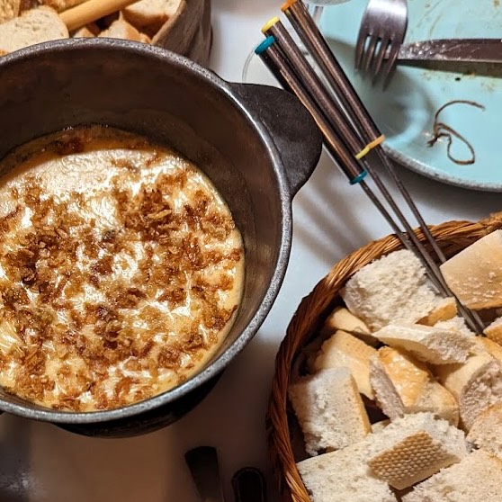 Los domingos, una buena fondue de queso con un toque personal - cebolla crujiente, jamón, trufa o setas? 😋