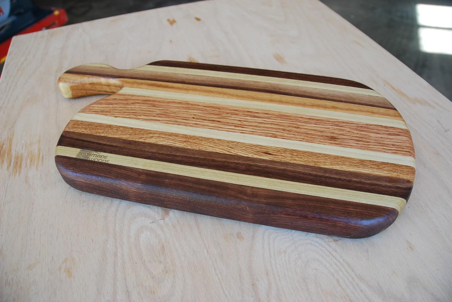 Who’s in the market for a new cheese board? Made this beauty out of walnut, oak, and poplar and carved out a nice little handle. With 15” of length for cutting / serving and an overall dimensions of 17.5” L x 8.75” W x 1” thick you’ll have plenty of room for lots of cheeses.
Order on the site or click the link in the picture.
#homadewoods #cheeseboard #cuttingboard #woodwork #smallbusiness