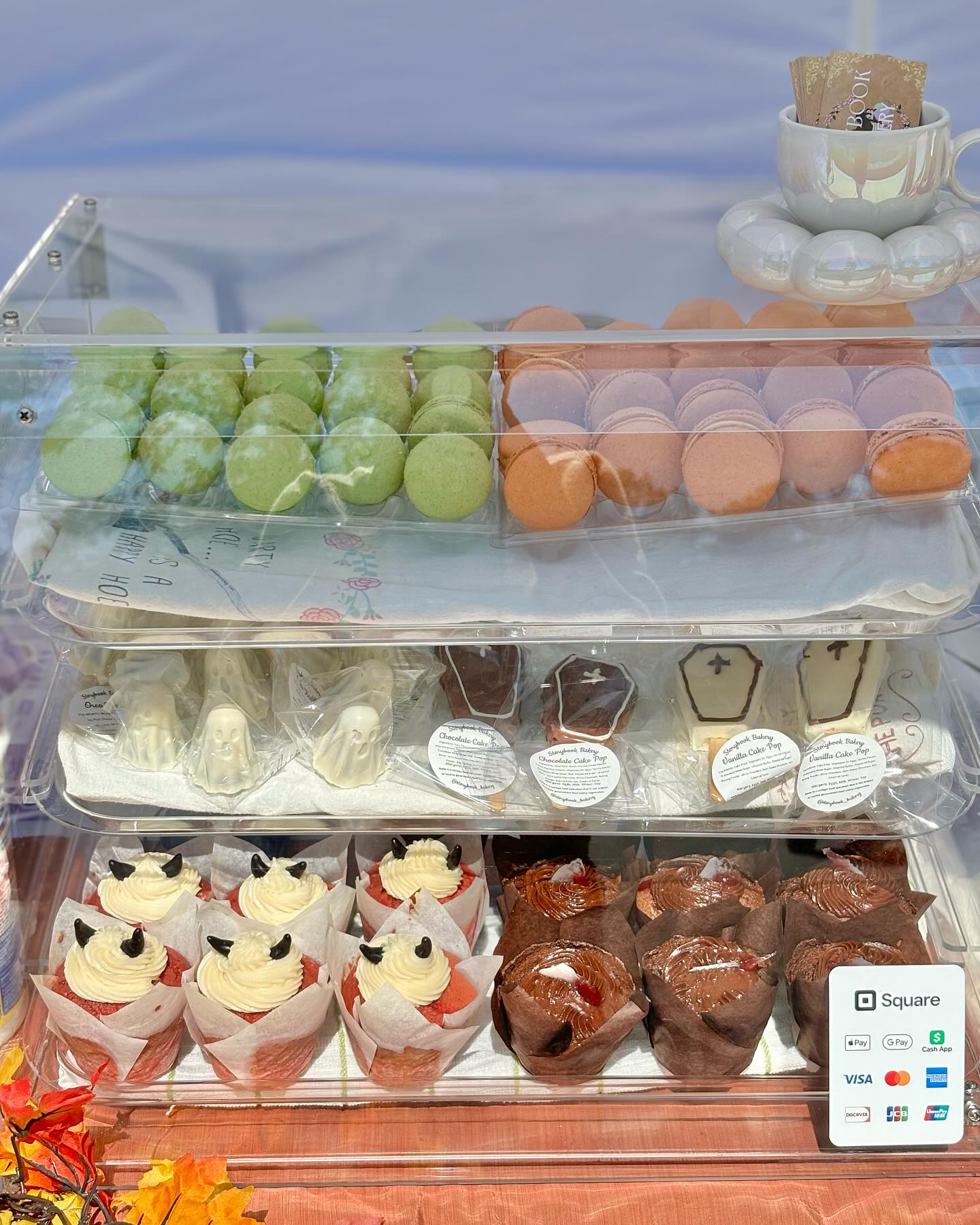 Happy Halloween Lake Arrowhead! 🎃 We’ve brought lots of scary good treats for you up at Great Festival Park from 2pm-5pm! Come grab a Pumpkin Pie or Apple Pie Macaron! Take a bite out of death with our yummy Coffin Cake Pops and Oreo Ghost Truffles! Or snag a Devil’s Red Velvet or Death by Chocolate Raspberry Cupcake! Spooky Season is upon us 👻👻👻 #lakearrowheadfarmersmarket #lakearrowhead #lakearrowheadga #halloween #desserts #macarons #cakepops #cupcakes #caketruffles #spookyseason