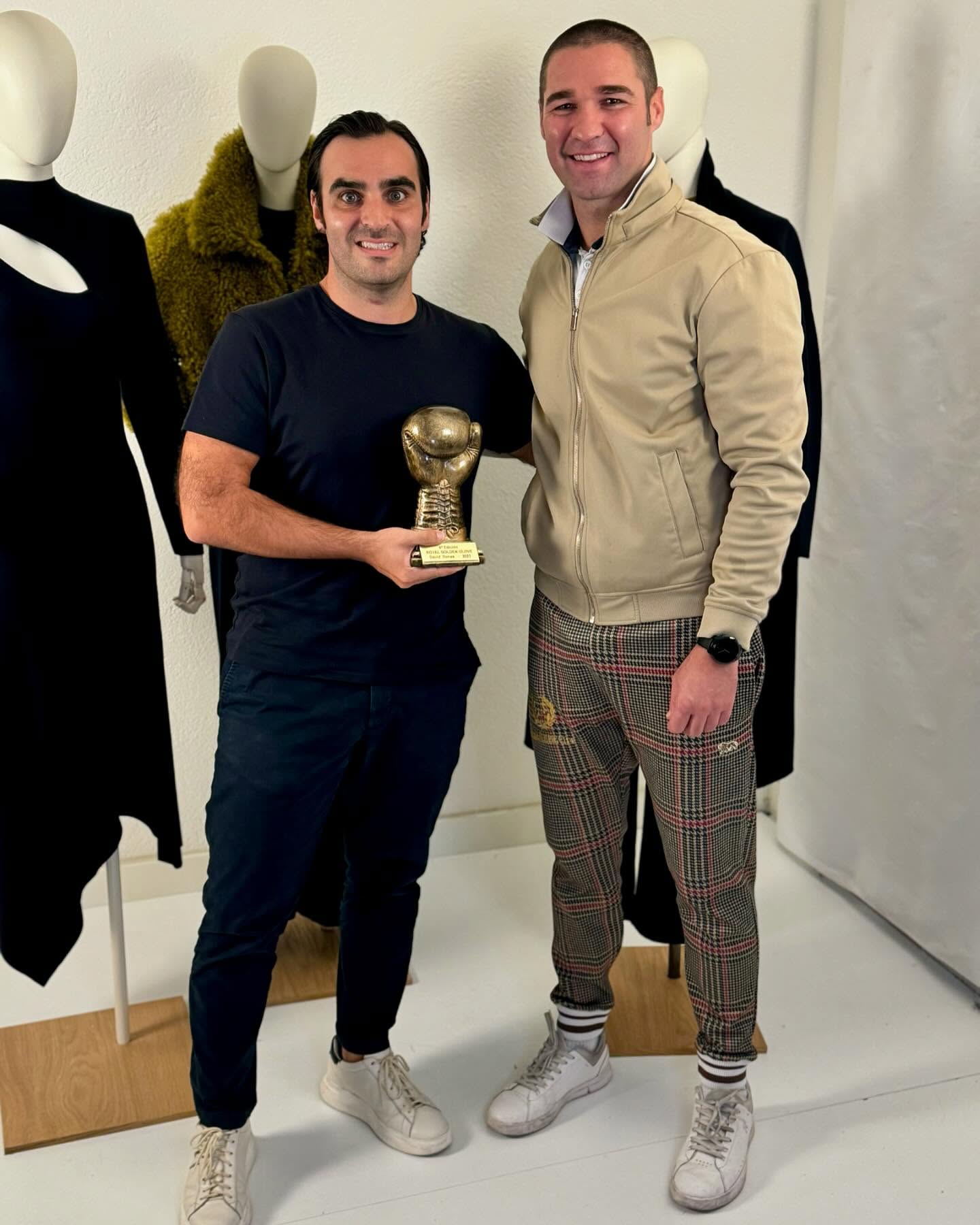 Queremos expresarte nuestro más sincero agradecimiento por tu increíble compromiso y dedicación al boxeo. Desde el momento en que comenzaste en Royal Boxing Club, has demostrado una evolución admirable, no solo como boxeador, sino también como persona.
Ver cómo has pasado de empezar desde cero a convertirte en el ganador de la 6ª Edición del Royal Golden Glove 2023 ha sido un verdadero privilegio para todos nosotros. Tu constancia y esfuerzo en cada entrenamiento son un ejemplo para todos los que formamos parte de este club.
Tu éxito es una inspiración y una muestra de lo que se puede lograr con determinación y pasión. Estamos orgullosos de haber sido parte de tu camino en este deporte y confiamos en que este logro es solo el comienzo de una carrera llena de éxitos.
Gracias por ser un miembro fundamental de nuestra comunidad y por representar tan bien los valores de Royal Boxing Club.
¡Enhorabuena y a seguir conquistando nuevos retos!
Royal Boxing Club
David Dimas @simorraofficial ganador
Royal Golden Glove 6th Edición 2023
@primavera_sound awards