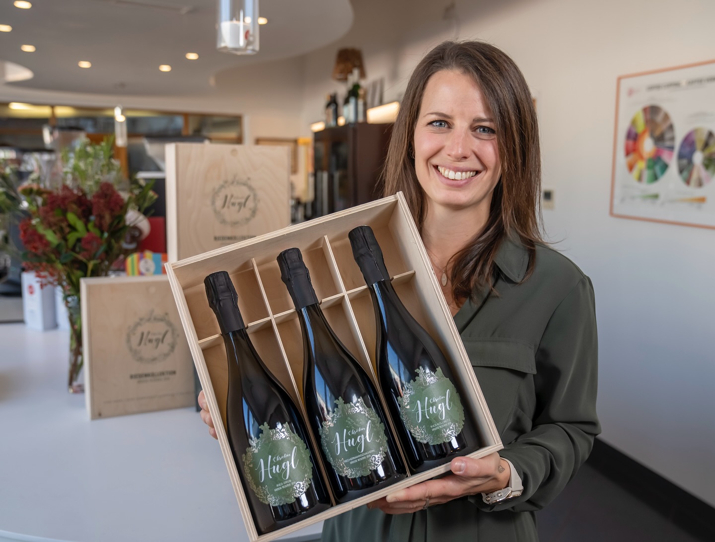 Vor 8 Jahren hatten wir nicht wirklich einen Plan, wohin die Reise geht. Ideen hatten wir trotzdem unglaublich viele und eine davon haben wir in diesem Jahr der Extremen auch direkt umgesetzt, weil neuer Keller (danke @peter.luf.wein 😘), somit 1. Ernte nicht mehr „daheim“, frühester Lesebeginn und sowieso alles neu und anders und keine Erntehelfer eh ned genug gewesen wäre. Deshalb ein Weinbaugebietsübergreifendes Projekt mit Veltliner im Fokus. Und seit heute ist‘s offiziell 🥹 Im kleinen Rahmen wurden meine 3 Babys aus den Rieden Grub im Kamptal, Hermannschachern im Weinviertel & Kollmütz in der Wachau das erste Mal ausgeschenkt. Und nicht nur das, Sprudel passt ja auch hervorragend zum Essen, deshalb hat @simon_kotvojs 3 herrliche Gerichte, die perfekt auf die jeweiligen Sekte abgestimmt waren, gezaubert! 💫 Passiert ist das ganze in der @naberkaffee Manufaktur, wo auch das @schaumweinkontor den Headquarter hat - danke an diese wundervollen Partner, allen voran aber an Oliver, Bernd und Marco - ti amo, Giovannis! 😘 Wer mehr wissen möchte, besucht am besten meine Website, da steht alles drin und bestellen kann man eine der auf 300 Stück limitieren Riedenkollektionsboxen ebenso 😉 Morgen ist Tag des @sektaustria - also Grund genug, eine Flasche aufzumachen! 🍾 #huglsprudel #riedekollektion #riedgrub #riedkollmütz #riedhermannschachern