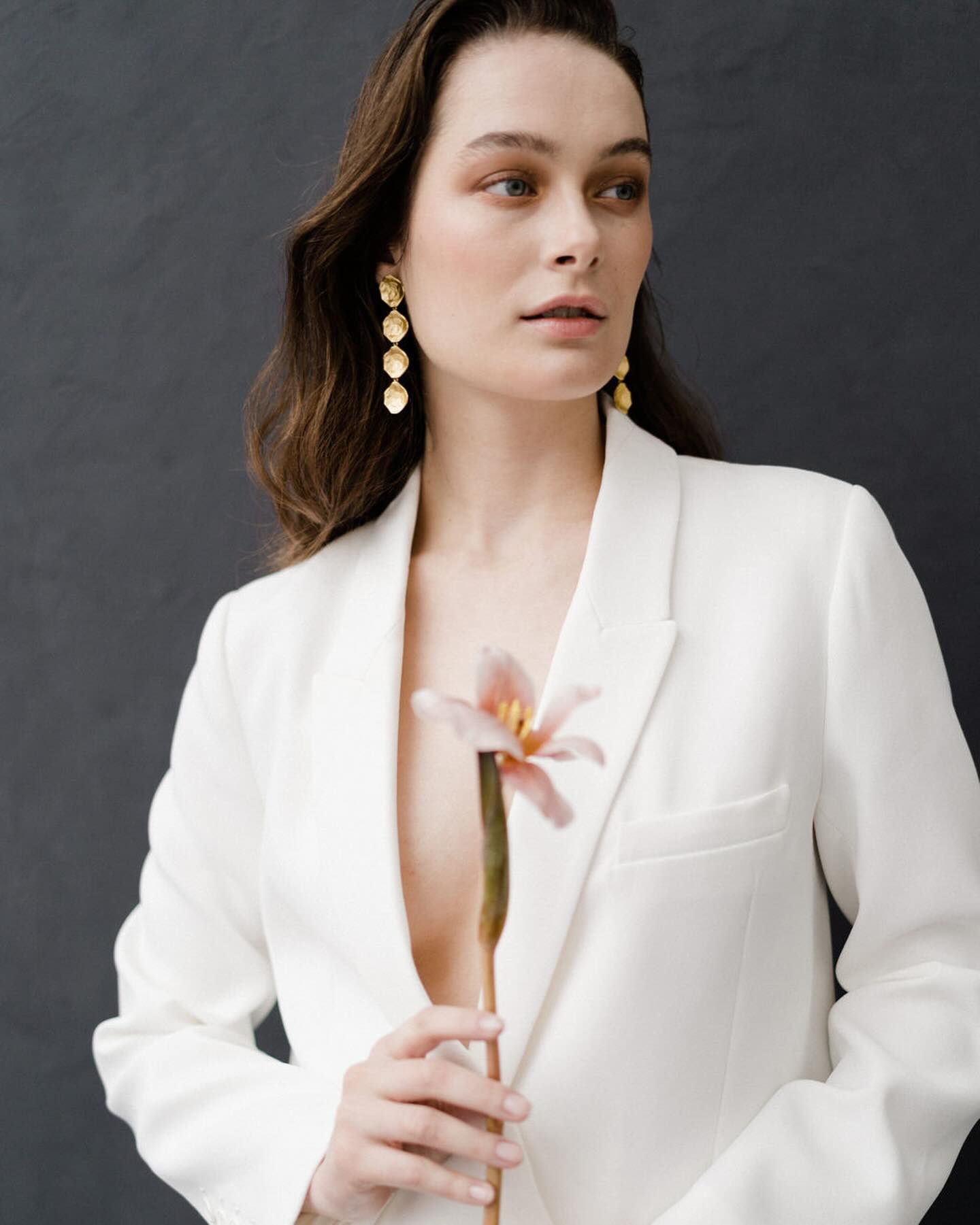 Love this fall/winter color palette! 🥀 Reflecting on the editorial photoshoot for @floraisonparis masterclass.
Photography @celine_chhuon_photography ⠀
Videography @3petitspointsfilms ⠀
Flower design @floraisonparis ⠀
Stylist @madamewedding.design ⠀
Hair & Makeup Artist @jiyoungyangbeauty
Model @fanny.nrd ⠀
#jiyoungyangbeauty #editorial