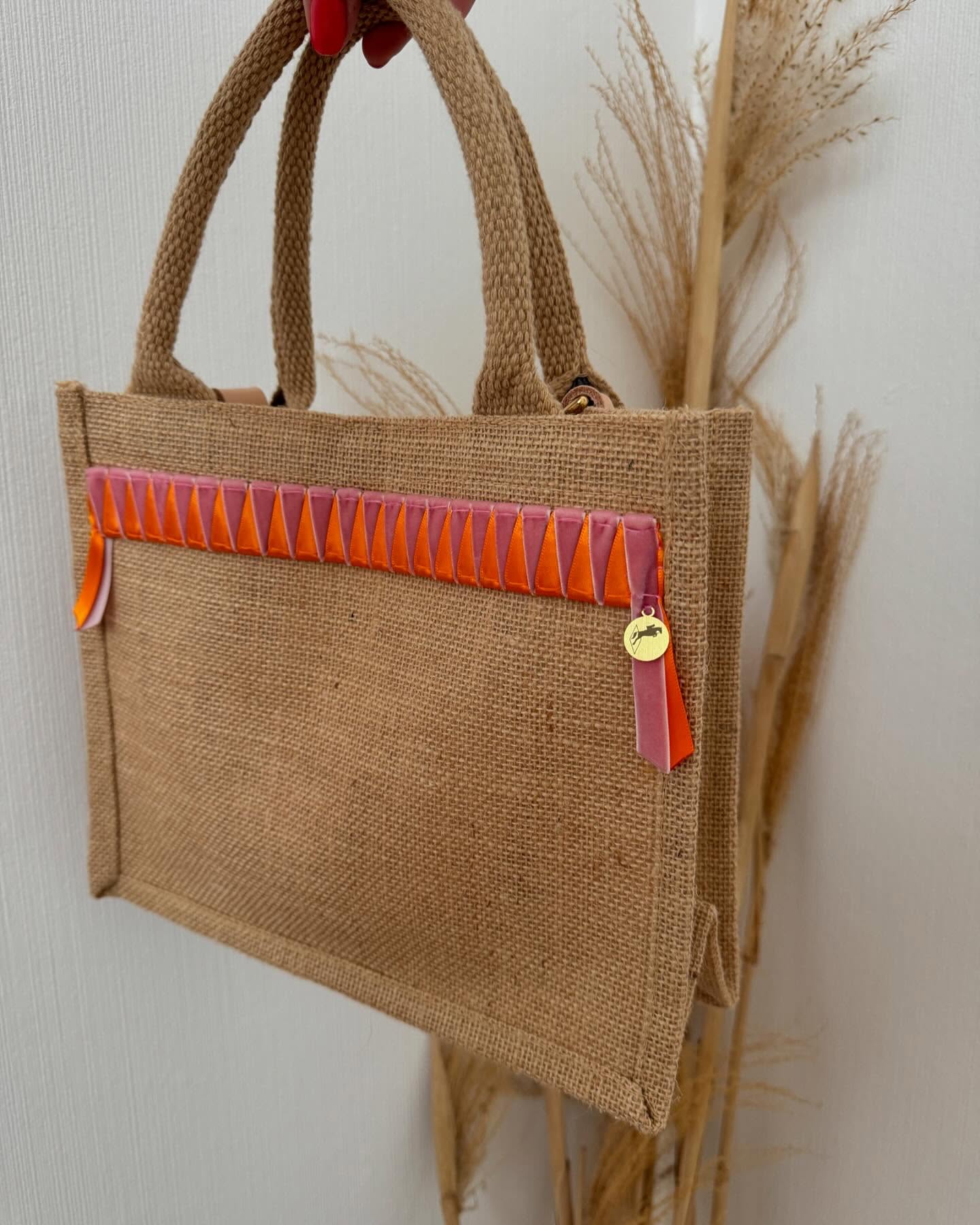 Auf geht’s in eine neue Woche 💕
Mit unserer Jutetasche im Retrolook bist du immer stylisch unterwegs!
Das Zickzack-Muster ist in Samt Altrosa und Satin Orange 🧡
www.happy-jumper.com
#handmadeimrheinland #happyjumpersuitsyouup #jutetasche #jute #retro #accessoires #stirnriemen #halsbänder #custommade #onlineshop #fashion #fashionista #styleblog #inspo