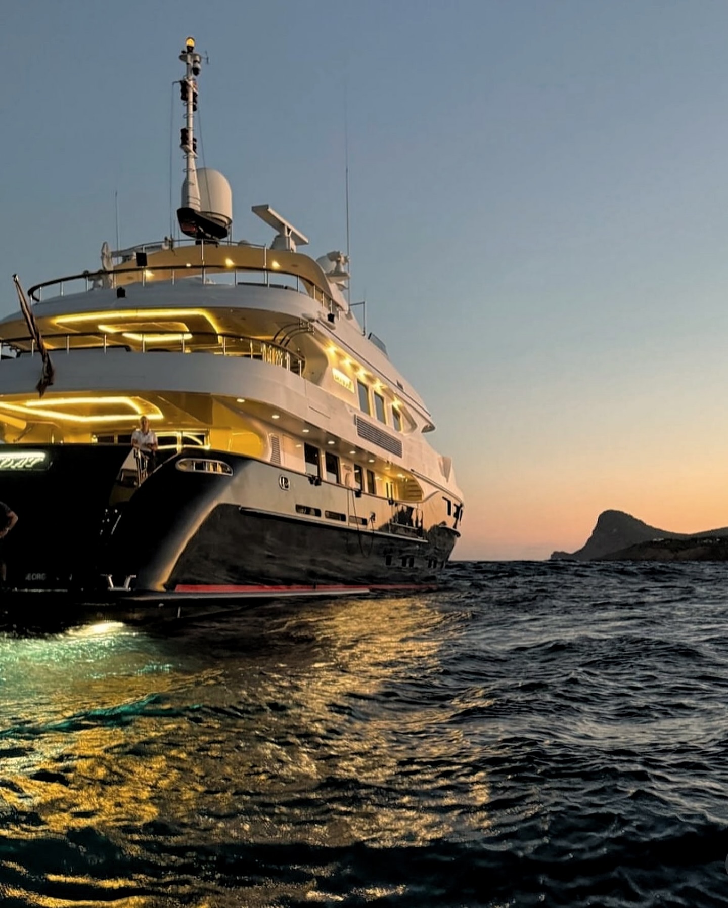 Throwback to the BEST summer 🛥️✨
Ibiza, a yacht, and your closest friends — what more could you ask for? Days spent soaking in the sun, nights dancing under the stars, and endless laughter. This is what summer dreams are made of! 🌅💃
#IbizaMemories #YachtVibes #BestSummerEver #unforgettablemoments #yaht #ibiza