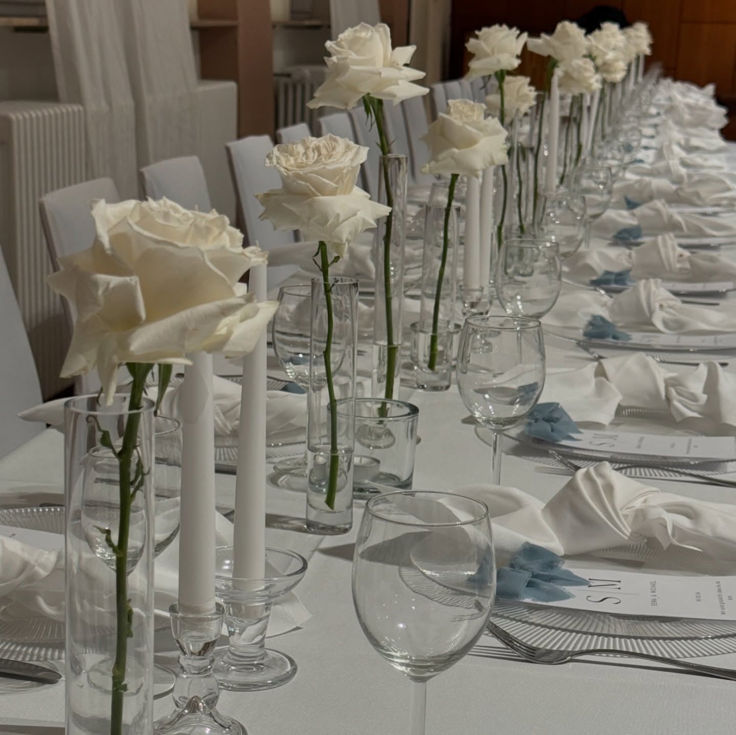 • #hochzeitsplanung
• #weddinginspo
• #hochzeitstrends
• #bohowedding (für den beliebten Boho-Stil)
• #rusticwedding (für rustikale Hochzeiten)
• #luxurywedding (für luxuriöse und opulente Hochzeiten)
• #weddingcenterpiece (für Tischdeko-Ideen)
• #brideinspiration
• #weddingreceptiondecor
• #weddingflowers
• #diyweddingdecor