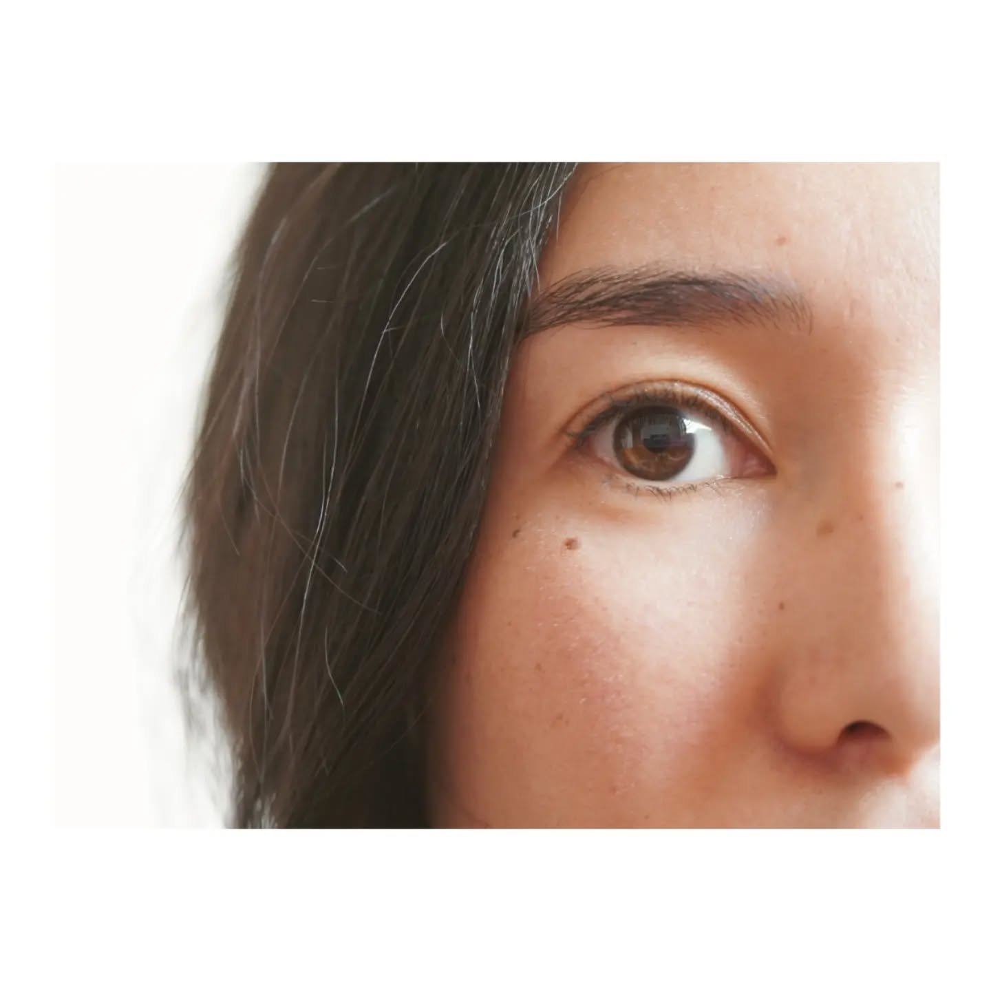 Je suis une métisse,
On dit ハーフ, "half", en japonais, littéralement "moitié",
Ou encore កាត់កូន, "kaun kăt" en khmer, "enfant coupé".
Yuloé, c'est un voyage sur les routes de soi.
Ça commence par une histoire personnelle, celle d’une quête de son identité mêlée entre l’Orient et l’Occident, entre deux cultures aux antipodes, la France et le Japon.
Yuloé représente le trait d’union, Yu-loé pour Yukari et Cloé.
Mes deux prénoms pour une même identité. Le début du Japon, la fin de la France. Le tout à vélo. Parce qu’on rentre toujours dans sa propre histoire avec patience.
👉 Plus de détails sur la genèse du projet : https://www.yuloe.com/apropos
#selfdiscoveryjourney #backtotheroots
#métissage #francojaponaise #asianroots #identité #exploration