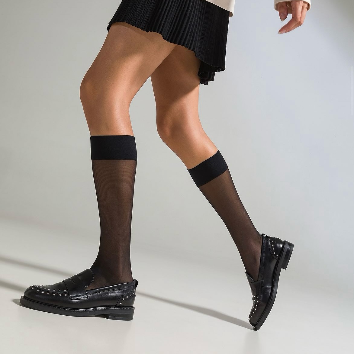 Step back in the workweek with style in beautiful loafers and knee-high socks ✨ @carmensofficial #fallfashion #loafers #shoestyle