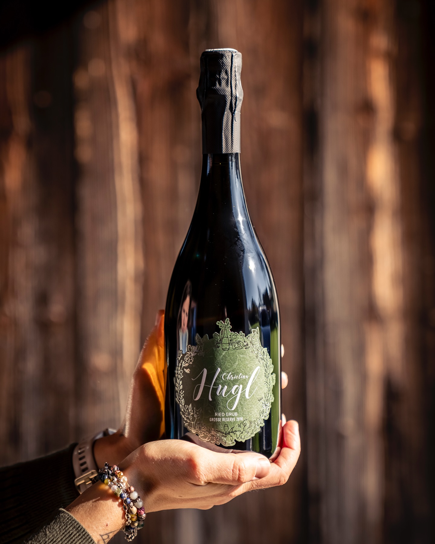 · DIE NEUE HEIMAT · Grüner Veltliner Ried Grub Große Reserve Sekt Austria 2018
Das Kamptal liegt einem zu Füßen, wenn man in den Weingärten der Ried Grub sitzt. Hier oben vergisst man für einen Moment die Zeit und vielleicht auch vieles andere, was einen gerade beschäftigt. Und genau so einen Moment hatte ich, als ich selbst das erste Mal in der Ried Grub gesessen bin. Da wurde mir bewusst, dass das Kamptal jetzt meine neue Heimat ist und ich das Privileg habe, hier meinen Sekt zu machen. Auch wenn ich nie wirklich eine genaue Präferenz hatte, wo genau ich hin wollte - aber hier bin ich sicherlich auf eine besondere Art und Weise angekommen und bin gespannt, was sich für mich hier im wunderschönen Kamptal noch alles auftun wird in den nächsten Jahren.
Jetzt erhältlich als Riedenkollektion in der 3er Holzkiste in limitierter Auflage von nur 300 Stück. Mehr Infos zu meiner neuen Riedenkollektion findet ihr unter www.christinahugl.at/riedenkollektion
#huglsprudel #riedenkollektion #grünerveltliner #riedgrub #kamptal #langenlois #sektaustria #methodetraditionelle #großereserve #extrabrut #christinahugl