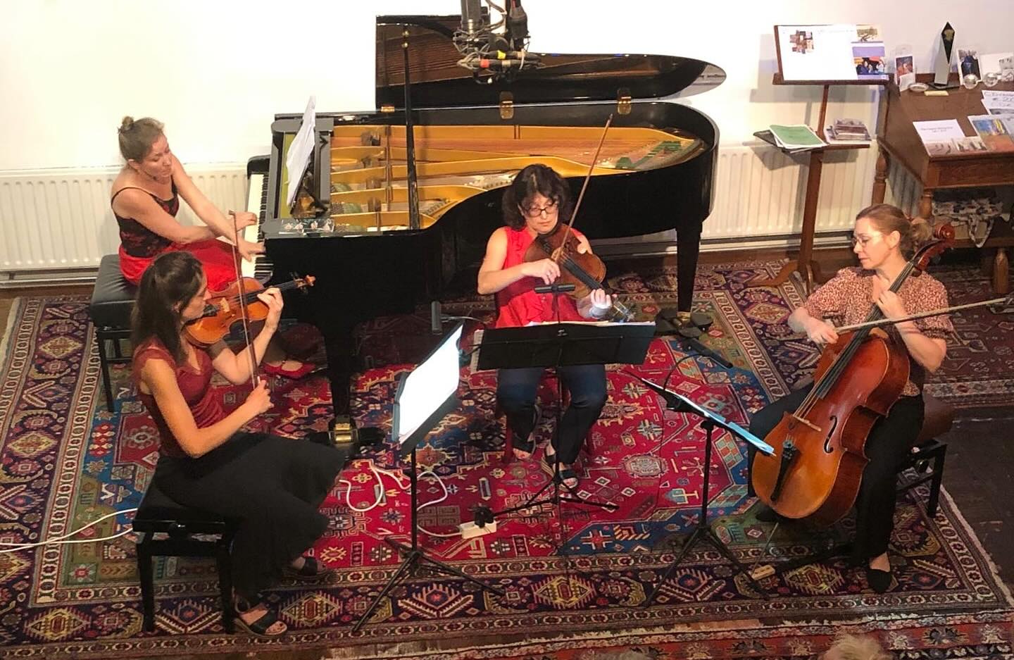 Next concert in the diary: piano quartets by Amanda Röntgen-Maier and Robert Schumann with the lovely @kseniakouzmenko this coming Wednesday, October 23 in the Rogstraatkerkje, Scheveningen at 8.00 pm. You can reserve a seat by mailing Hans Goossens at hans1goossens@gmail.com
đž Concert last month in ât Mosterzaadje â€ïž
#pianoquartet
#chambermusic
#makingmusicwithfriends
#womencomposers