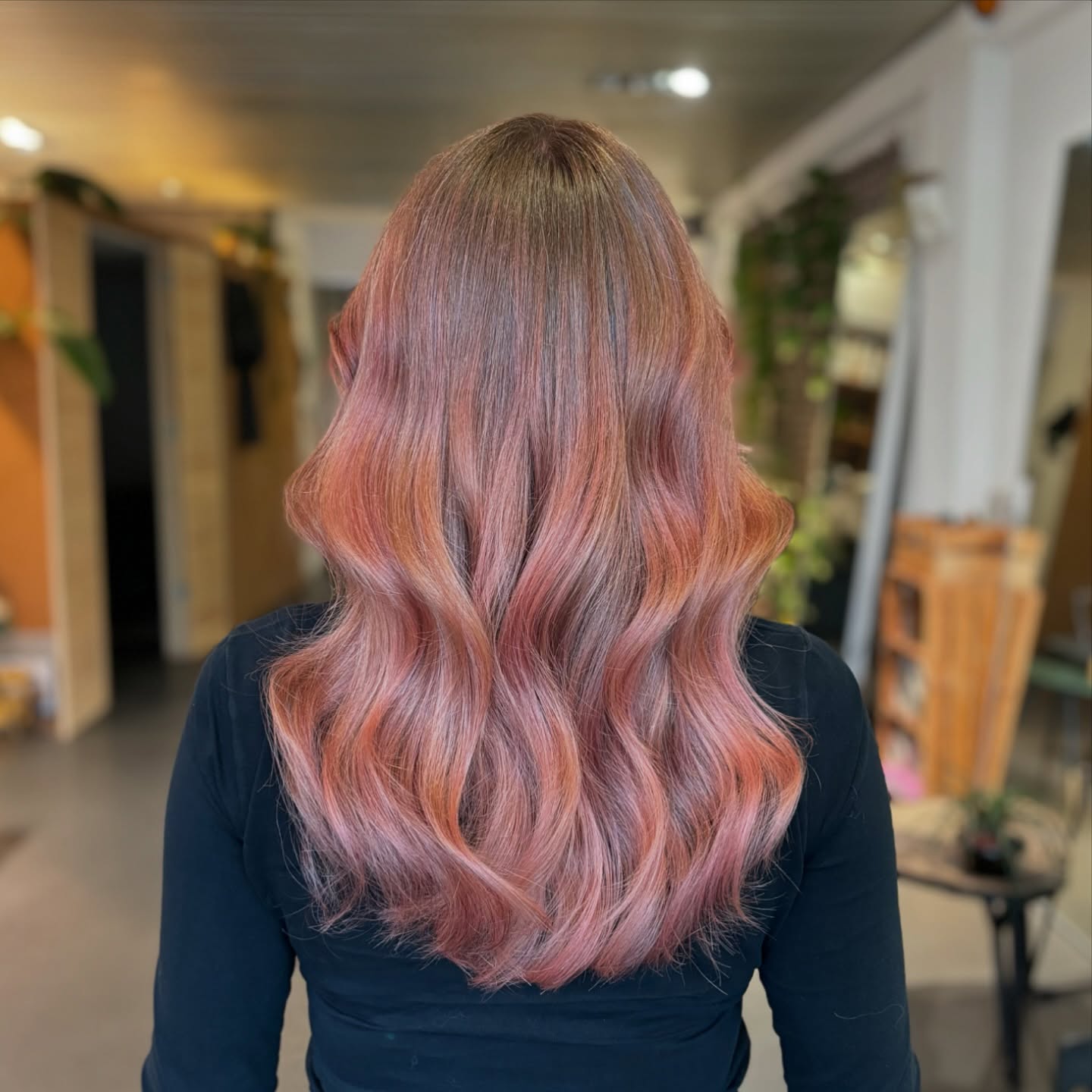 Pink Balayage for beautiful @alinabuffiere 🌸
Meet Alina, pictured here during her first visit to our salon. She came to us with the desire for a soft pink balayage with warm undertones, while keeping her natural color at the roots to avoid harsh regrowth.
We used a double-foil technique, blending a rich copper-red with lighter shades to give her hair a natural-looking contrast, especially when the sun hits.✨
We understand that many first-time clients may feel nervous—whether it’s due to a previous stylist no longer being available, or a past bad experience.
At E Organic Salon, we prioritize quality, personalized advice/consultation, and our clients’ wishes, all in a relaxing, eco-friendly environment using Oway’s biodynamic products.
This way, we can consistently deliver and maintain the highest level of service and results.❤️
Find us at www.eorganicsalon.nl
#pinkhair #pinkbalayage #rosegoldhair #organichaircolor #organichaircare #owayhaircolor #ecosalon #balayage #foilayage #besthairstylist #bestcolorist #naturalhairstylist #swipeleft #beforeandafterhair #kapper #kapperdenhaag #kapperrijswijk #salonnearme