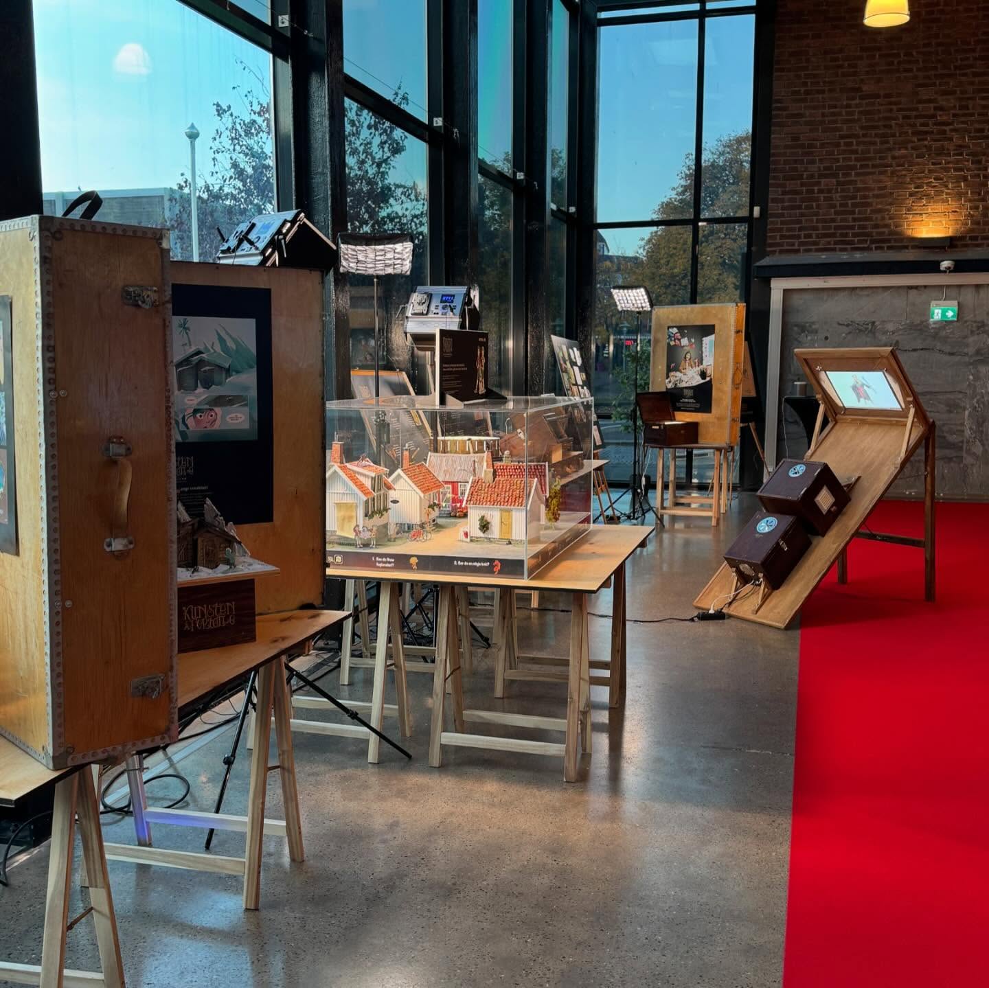 I to uker holder vi foredrag og viser fram utstillingen «Kunsten å fortelle» for alle elever på 10. trinn i Holmestrand, Horten, Tønsberg og Færder kommuner for DKS Vestfold på Horten kino og Kilden kino i Tønsberg.
#kunstenåfortelle #animasjon #miniatyrer #utstilling #denkilturelleskolesekken @hansjorgensandnes @jonlovaas_scenographer #sandnesmedia @kulturkontoret_holmestrand @holmestrand_kommune @tonsberg_kommune @hortenkommune @faerderkommune_offisiell #dksvestfold