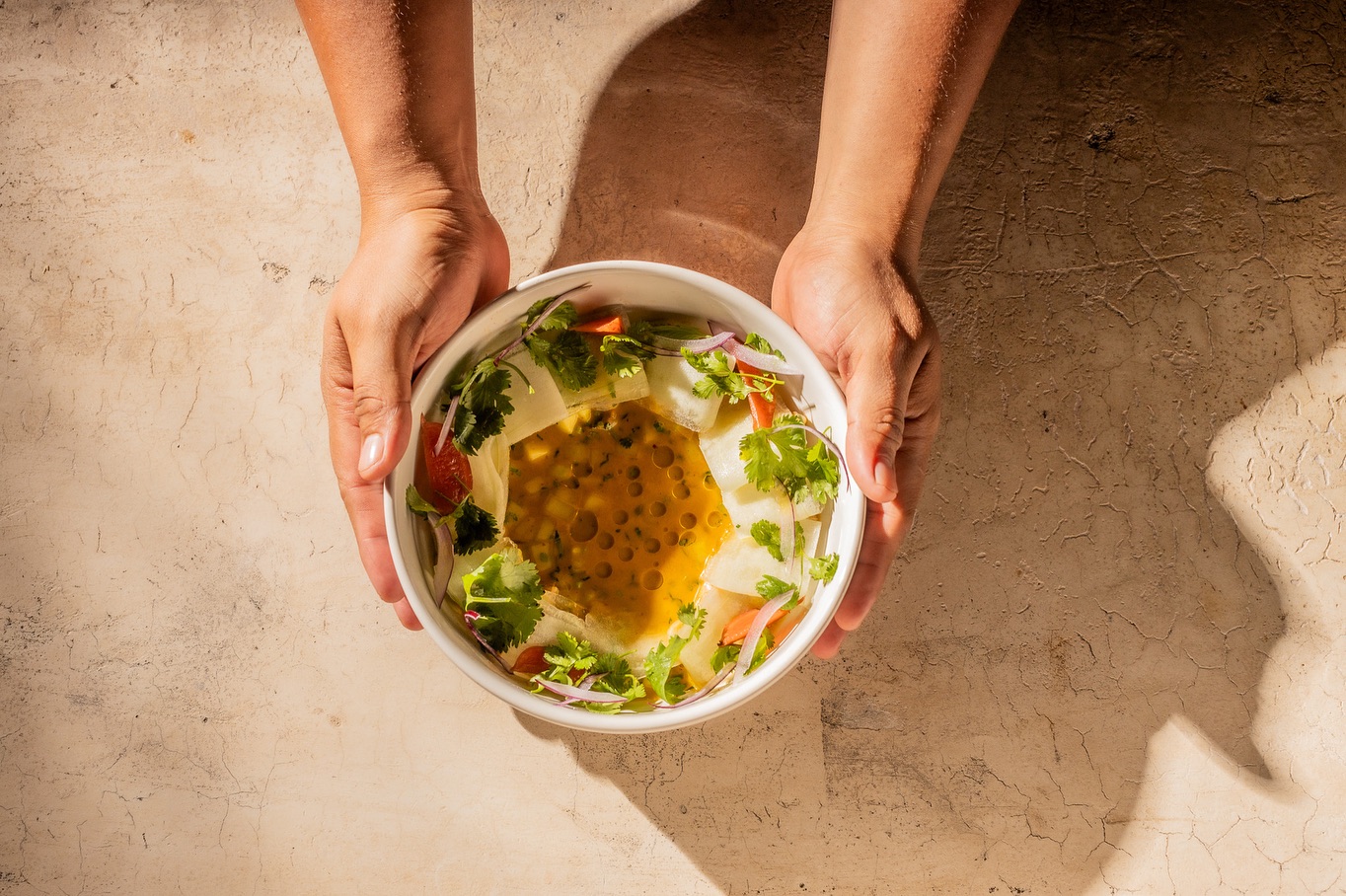 Estuve en @sikil.valladolid 📸 capturando su renovada propuesta, de la mano del chef Vidal @_josehauvidal 👨🍳 y la mixología a cargo de @irvingabrielt 🍸. Una combinación perfecta entre cocina y cocteles que no se olvida de las raíces, pero explora sabores frescos y presentaciones que sorprenden 🌿🍴.
Aquí, los platos van directo al grano: sabores auténticos y bien ejecutados, mientras que cada cóctel eleva la experiencia con mezclas creativas y equilibradas 🍹. Si buscas algo nuevo y diferente, este es el lugar para ti.
Luces, cámara... buen provecho. 🎬✨