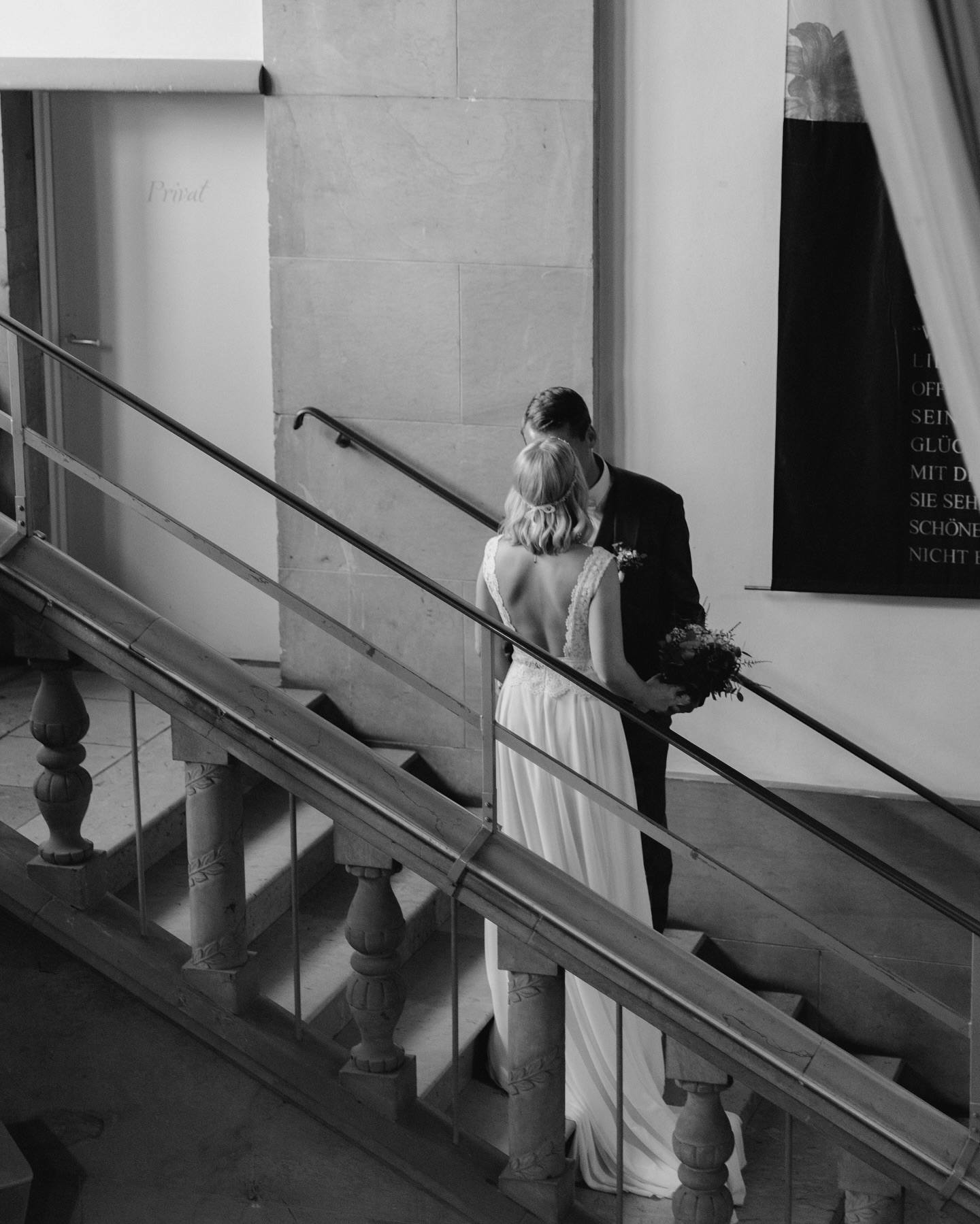 K&D in der wunderschönen Location der @villa_mignon . Die beiden hatten eine freie Trauung mit der lieben @nicolaspricht_freie_rednerin 🤍 Die beiden haben eine sehr ruhige und auch total humorvolle Art die sich auf den Fotos wiederspiegeln.
Für eure persönliche Hochzeitsreportage schickt mir gerne eine Anfrage über meine Website. 📷