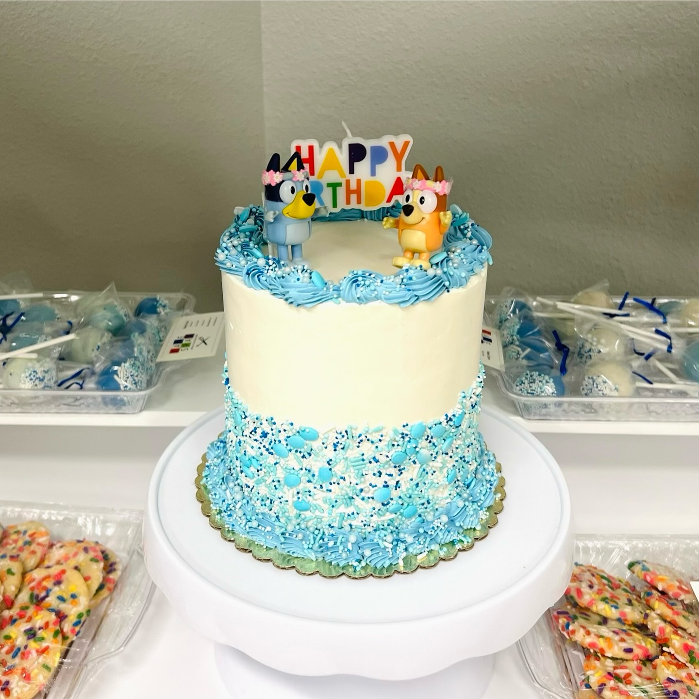 I had so much fun baking for this Bluey party! ๐ฉต๐๐
๐The Bluey-themed cake is a Vanilla Cake with Vanilla Swiss Buttercream and ALL of my blue sprinkles ๐
๐ญ Paired with matching Blue and White Vanilla CakePops๐ญ
๐ช And of course freshly baked Funfetti Cookies ๐ช
๐Happy birthday! Hooray!๐
