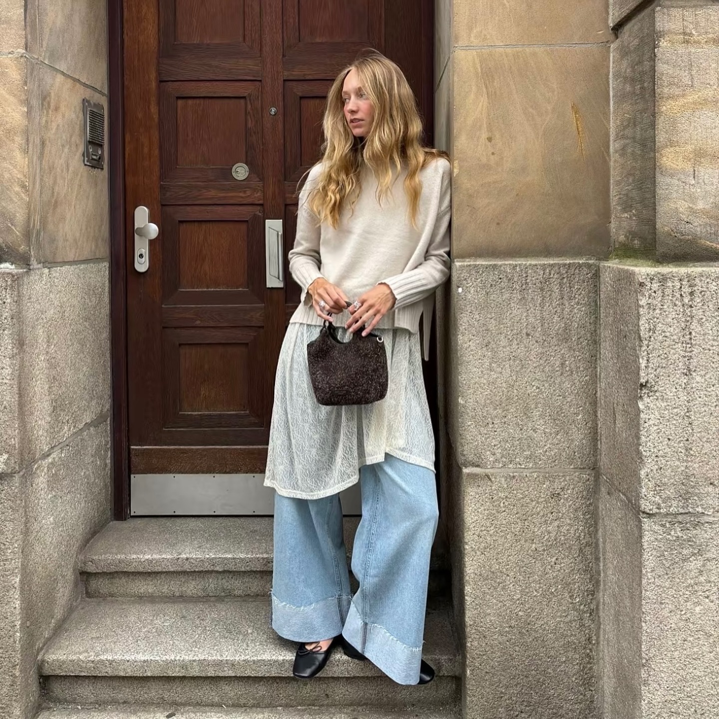 Effortless layers and the perfect accessory - the DUA bag ties it all together ✨ @giannichiarini #fallfashion #fallaccessories