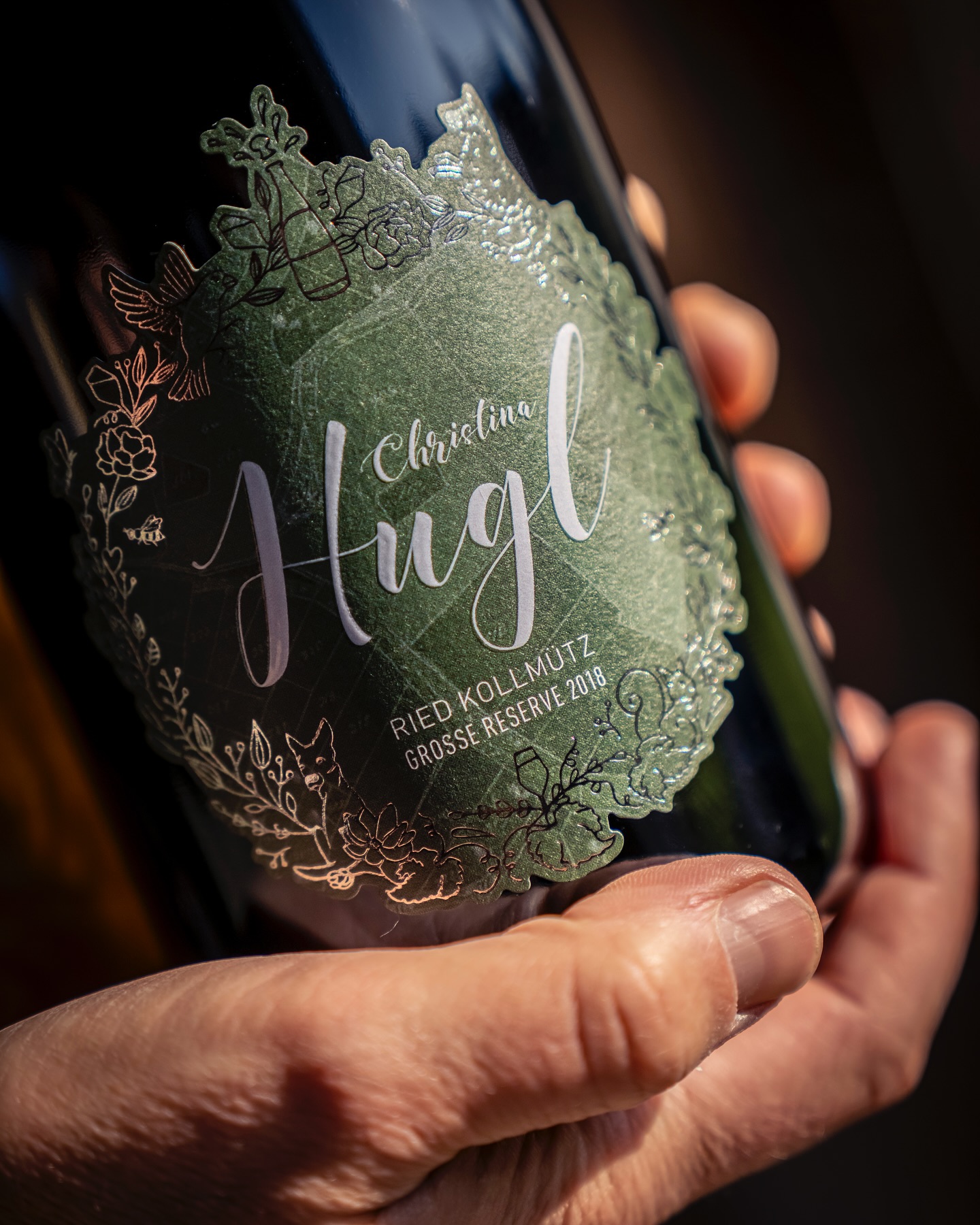 · DER AUSSERGEWÖHNLICHE · Grüner Veltliner Kollmütz Große Reserve Sekt Austria 2018
Die Wachau ist weltberühmt - aber eher wegen der Weine, die auf diesen wunderschönen, steilen Terrassen entstehen. Nicht wegen der sprudelnden Erzeugnisse - und deshalb was das Ziel, genau aus diesem Gebiet Trauben als Sekt in die Flasche zu bringen. Die Ried Kollmütz kenne ich schon lange und schon als kleines Kind war ich dort oben. Einer der besten Freunde meines Vaters darf dort einen Weingarten sein Eigen nennen. Unendlich viele Terrassen liegen einem zu Füßen und ganz unten schlängelt sich die Donau durch eines der schönsten Täler Österreichs. Dass sich Reben an so einem Ort wohl fühlen, liegt wohl auf der Hand.
Jetzt erhältlich als Riedenkollektion in der 3er Holzkiste in limitierter Auflage von nur 300 Stück. Mehr Infos zu meiner neuen Riedenkollektion findet ihr unter www.christinahugl.at/riedenkollektion
#huglsprudel #riedenkollektion #grünerveltliner #wachau #vineawachau #riedkollmütz #sektaustria #methodetraditionelle #großereserve #extrabrut #christinahugl