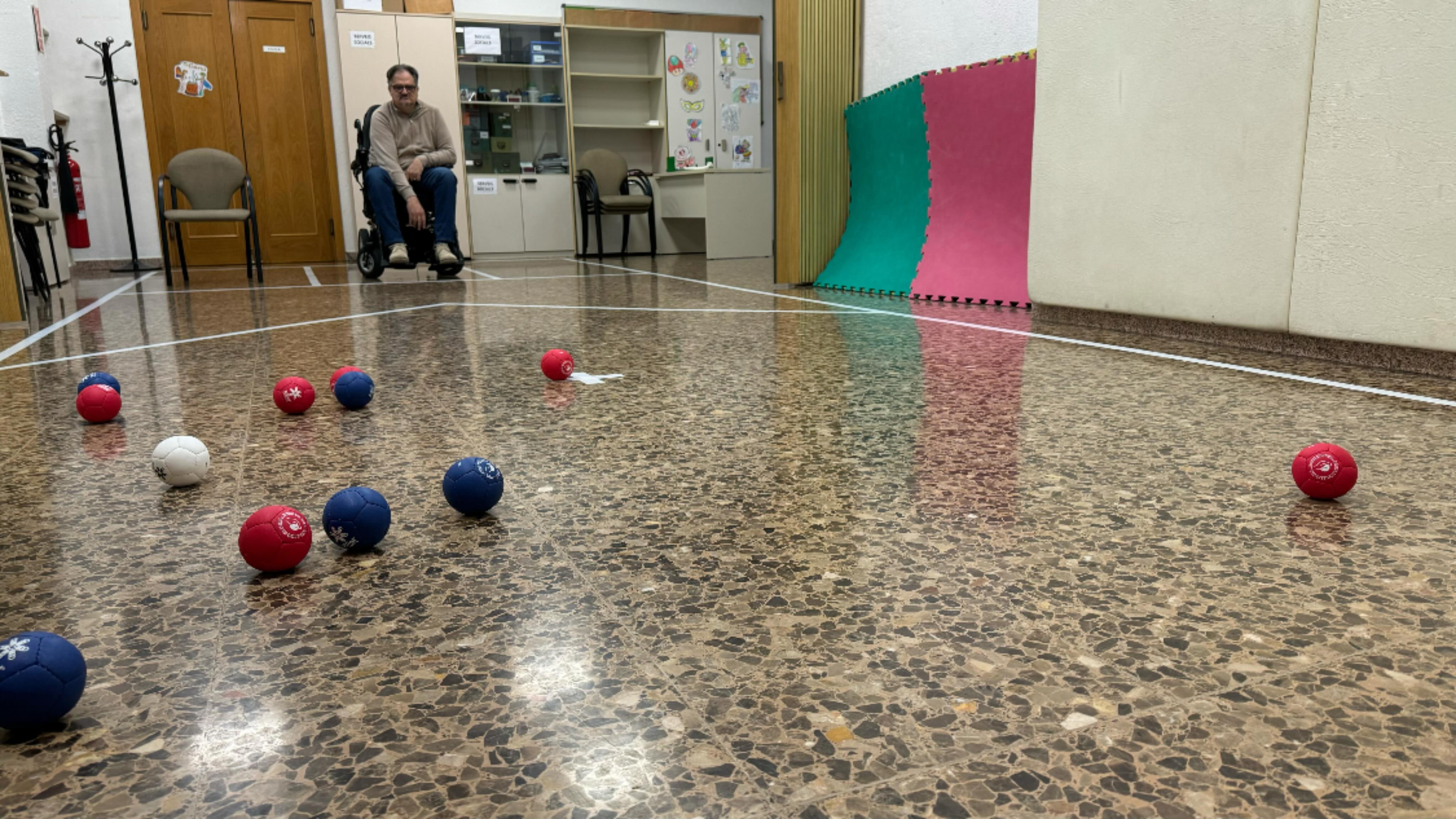 Todo preparado para comenzar la actividad de la Boccia en Treball de Vida