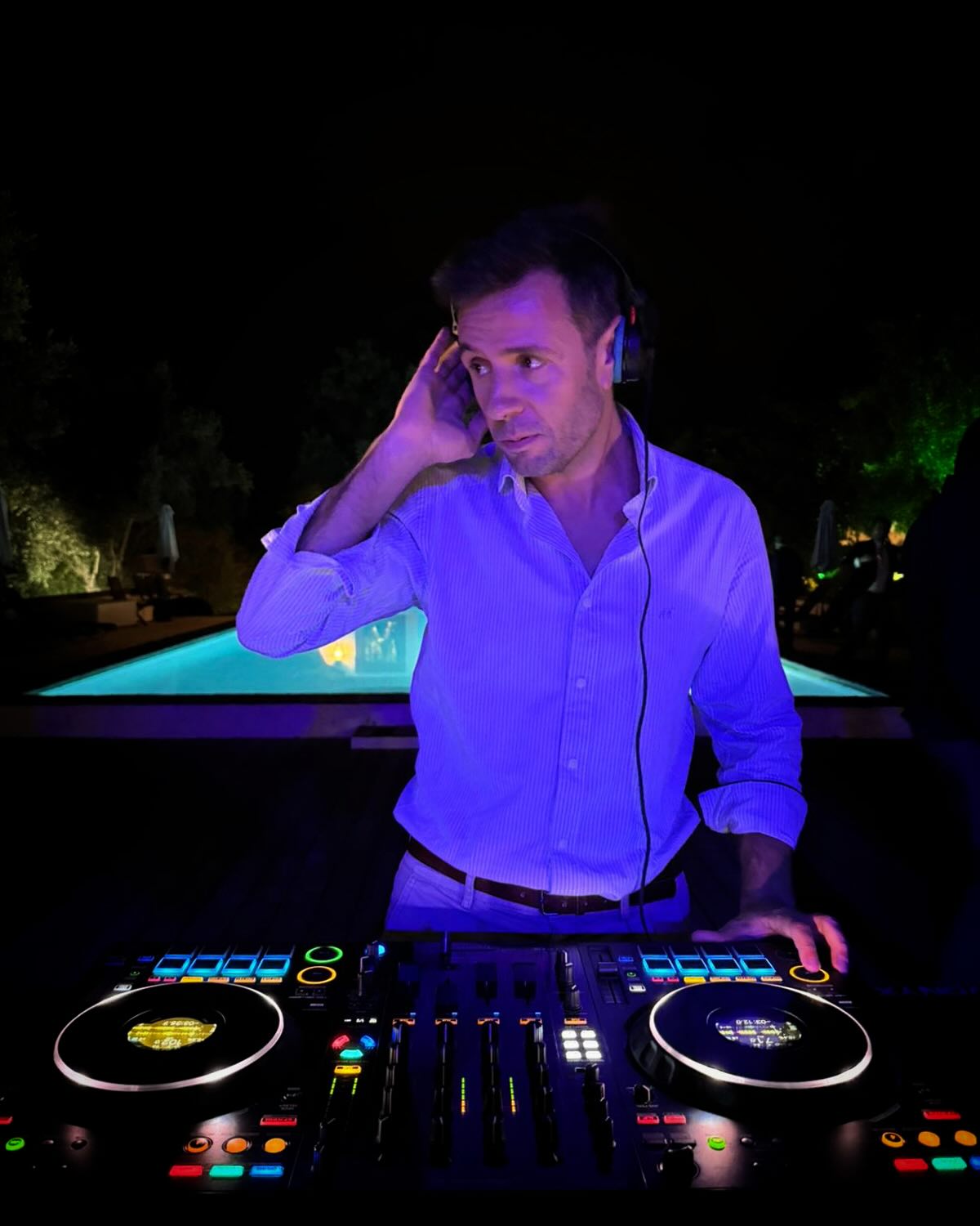 Diogo Ferreira Dj is not a “regular” wedding dj, he brings the club experience to the wedding party… by mixing everything he can, reading the dance floor, and always trying to surprise with musics that they don’t remember…
If you want something different to your party, try the “Diogo Ferreira DJ experience” www.diogoferreiradj.com 🎧🪩🕺🚀 #wedding #weddingdj #weddingdjs #weddingdjservice #weddingdjlife #destinationwedding #destinationweddingdj #weddingsinportugal #djlife #djlifestyle #corporateeventsdj #djforlife #djforhire #djatwork #diogoferreiradj #moinhodoalamo