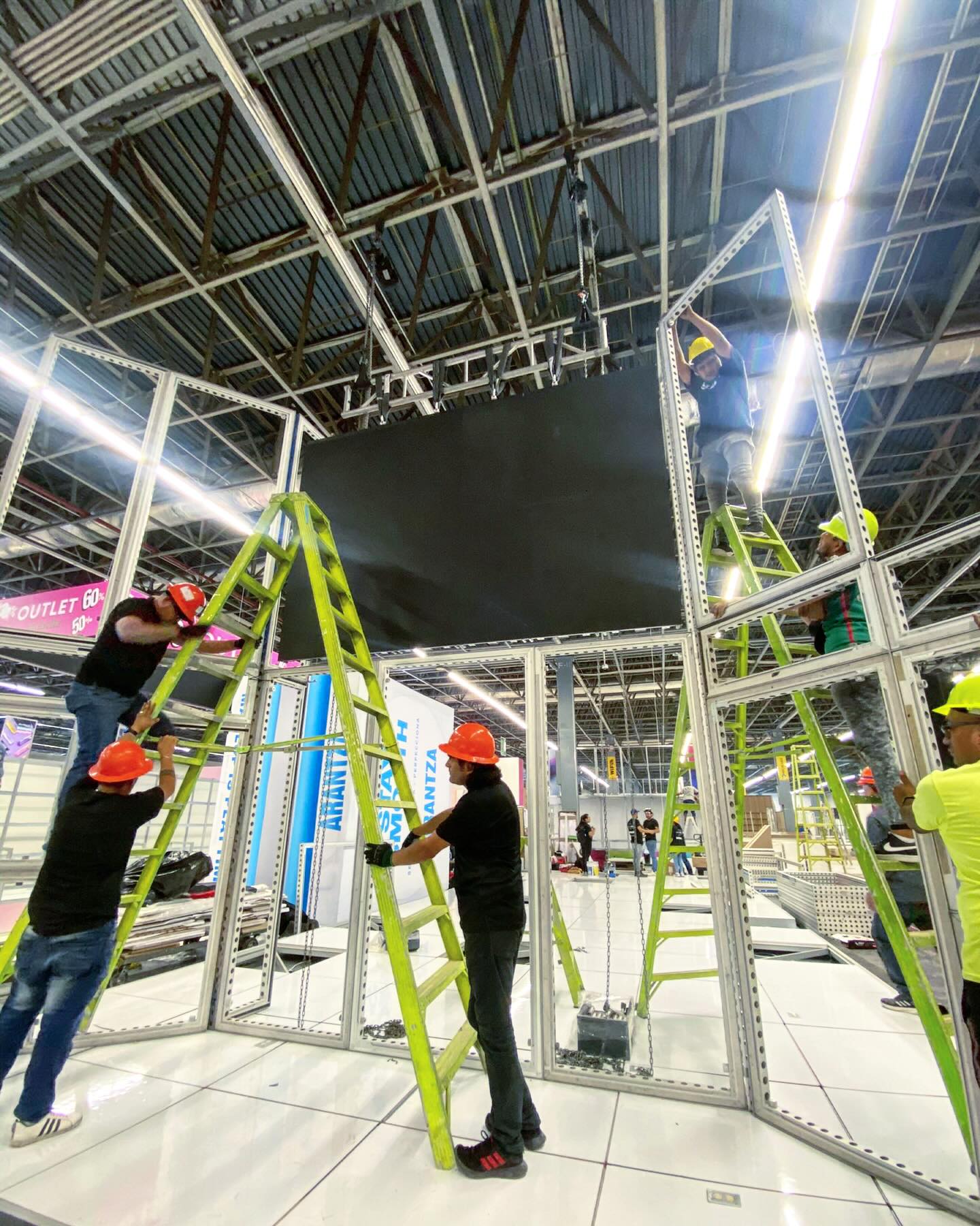 Usar pantallas led en tu stand hará que sea mucho más llamativo a la vista de los expositores.
#sistexpo #tradeshow #thisiswhatwedo #bematrix #ledskin