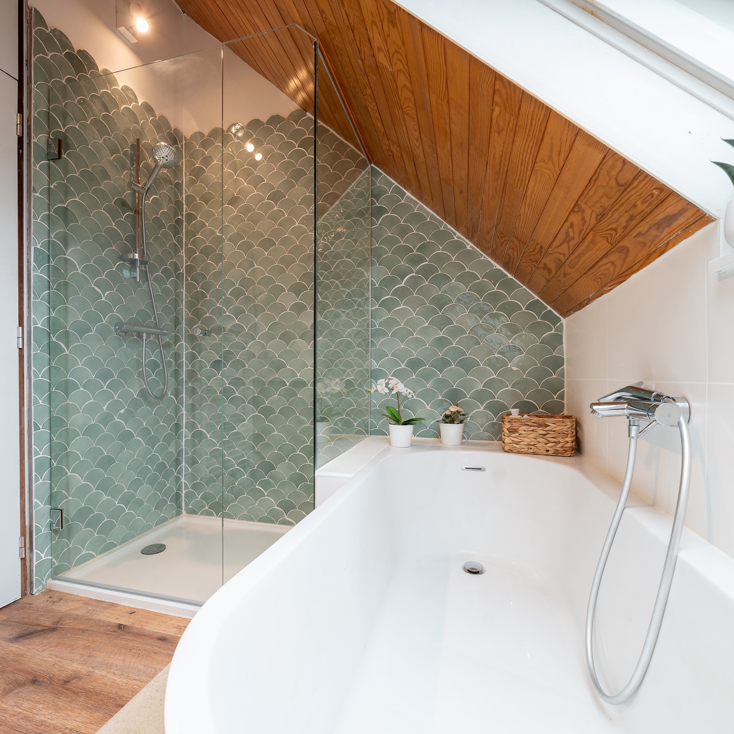 PROJET maison LLN 🏡
Rénovation complète de la maison pour refléter la personnalité de mes clients. 🤩
Les 3 mots qui définissent cette rénovation :
1️⃣ Moderne : l’intérieur, datant des années 70-80, a été entièrement remis au goût du jour. Nous avons également conservé tous le mobilier de mes clients, créant un contraste entre le nouveau et l’ancien. 🥰
2️⃣ Lumineux : en utilisant des couleurs claires sur les murs et en éclaircissant l’escalier et le parquet, la maison a gagné en clarté. 🤩
3️⃣ Confort : grâce à des agencements et des meubles sur mesure, mes clients profitent d’un cadre de vie plus agréable. 🤗
📸 @robertysebastien
—-
#architectedinterieur #architectureinterieure #renovationmaison #renovation #cuisine #dressing #salledebain #travauxrenovation