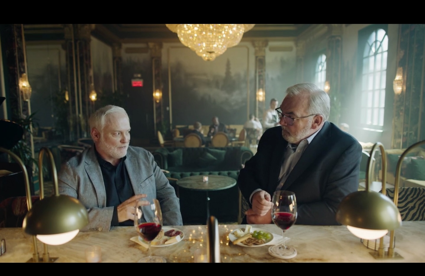 Le Club St-Denis fait son apparition dans la série québécoise à succès DUMAS. Nous sommes ravis de voir nos espaces emblématiques mis en valeur dans cette production. Un grand merci aux créateurs et à toute l’équipe pour cette belle collaboration! 🦚
Crédit : Aetios productions