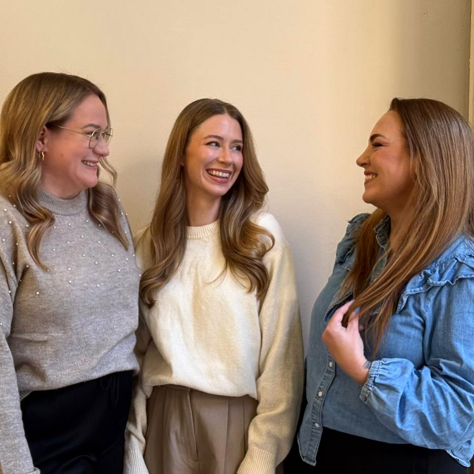 Meidän porukka❣️
Ollaan tehty töitä yhdessä jo yli kymmenen vuotta ja meistä on vuosien saatossa hioutunut todella hyvä tiimi.
Vuosiin on mahtunut paljon onnistumisia kuin myös haasteita, matka on ollut täynnä lämpimiä hetkiä, ystävyyttä ja kasvua. Yhteystyömme ei ole vain työtä vaan myös sydäntä❤️
📸 @jasminhelmi