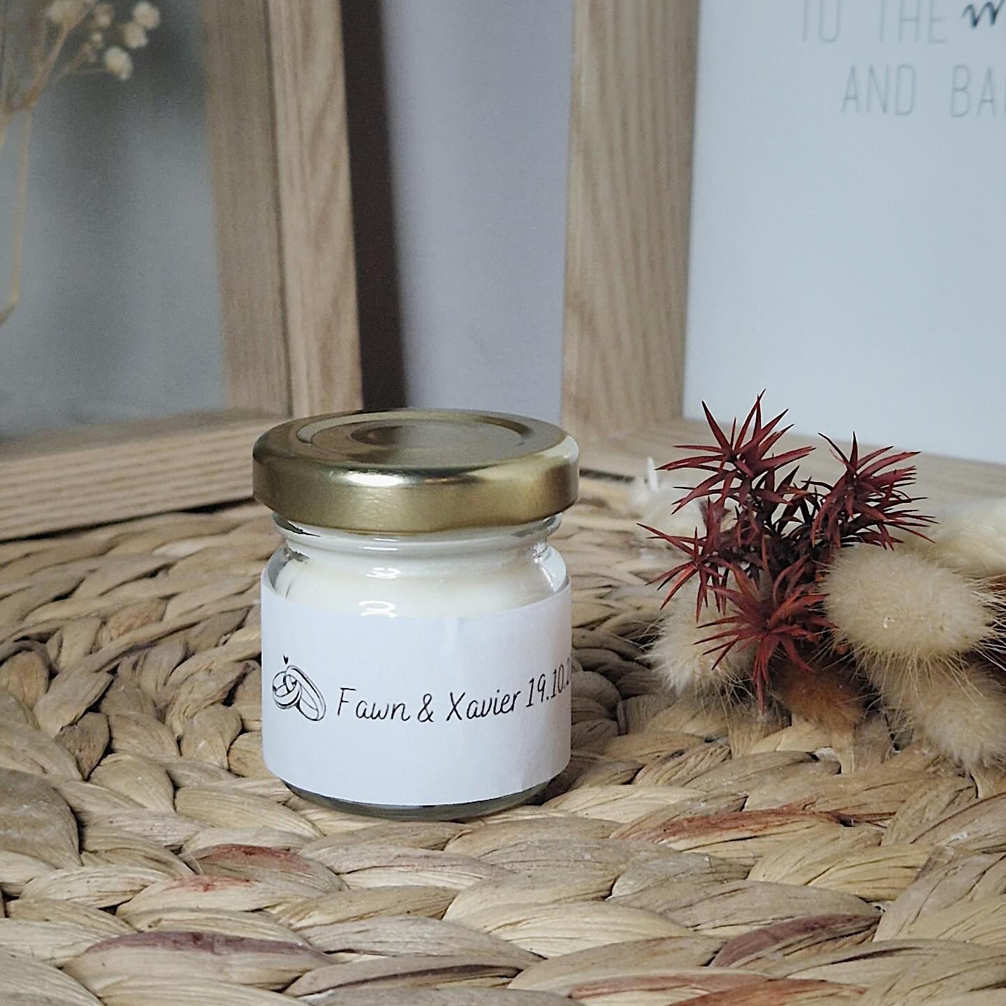 Ce week-end, les invités d'un mariage ont pu découvrir l'une de mes bougies sur leur table. Les mariés ont choisi de me faire confiance en offrant une bougie personnalisée à chacun de leurs invités. Vous aussi vous avez un événement et vous cherchez une idée cadeau? Contactez-moi: mabougiemaison@hotmail.com