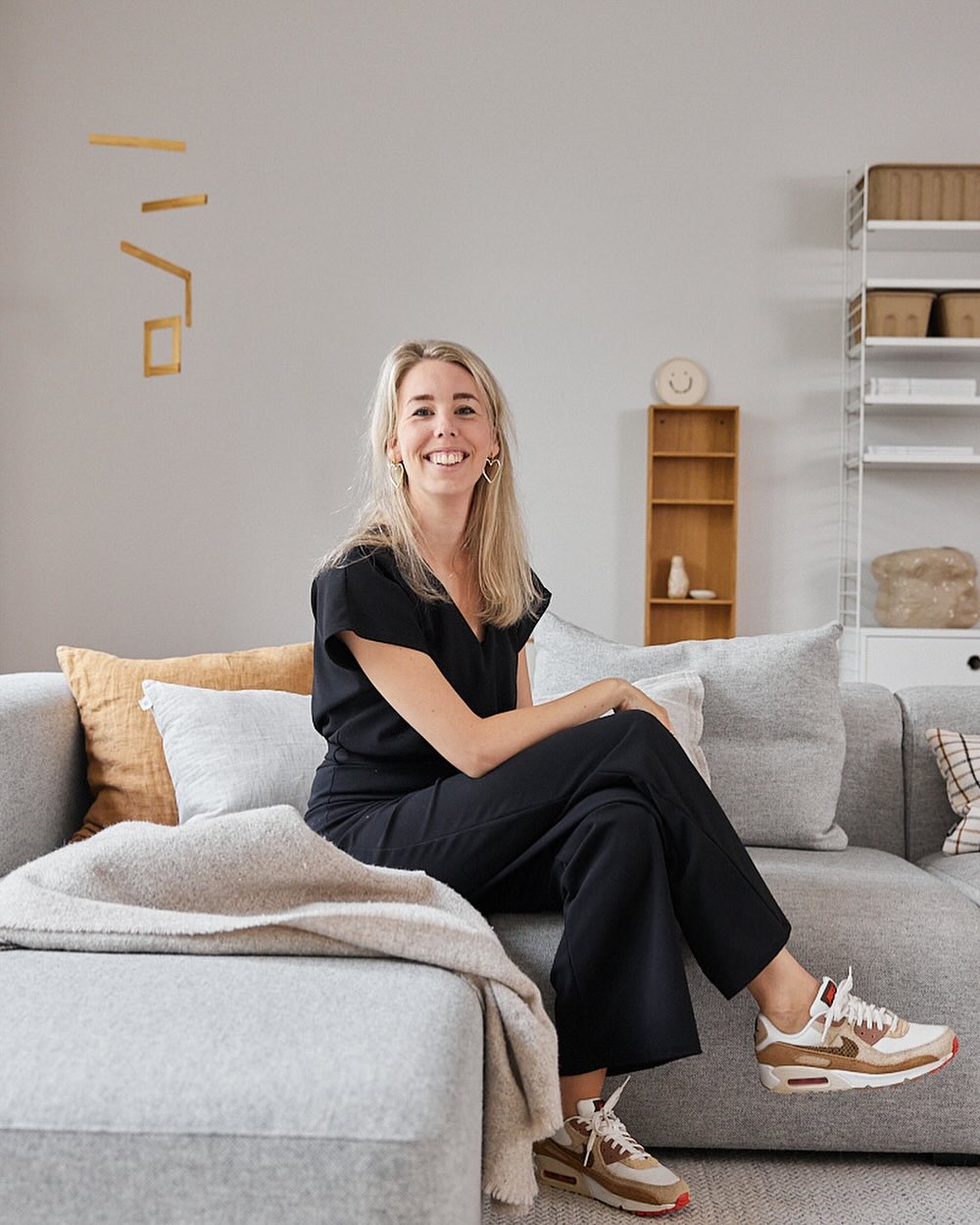 Een plek van geluk 🍀
- Let maar eens op hoeveel mensen er op social media foto’s plaatsen wanneer ze niet te zien zijn in hun eigen omgeving.
- Let op als je aan mensen vraagt: ‘’Welke plek ben je het liefst?’’ en verwonder je het antwoord, het is bijna nooit thuis.
- Let op als je mensen hoort praten hoe graag ze op pad zijn en de wereld en nieuwe plekken willen ontdekken
- Let op als mensen vertellen over dat geweldige interieur van de buren of vrienden of van dat nieuwe restaurant.
Waar is jouw plek van geluk? Of waar is hij gebleven?
Een plek om tevreden mee te zijn!
Dat je helemaal niet meer weg hoeft of wilt.
Een plek dat mensen aantrekt, en vrienden vragen wanneer borrelen we weer eens bij jullie?
Een plek waar:
je tot rust komt
tevreden bent
Dat alles klopt
De rust vinden door niet op zoek te zijn naar een omgeving waar je je aan wilt identificeren.
Simpelweg omdat het er al is.
Dichtbij.
Ken jij een plek van geluk? Of ben je hem verloren of kwijt geraakt? Stuur me een berichtje en ik vind hem samen met jou graag weer terug!