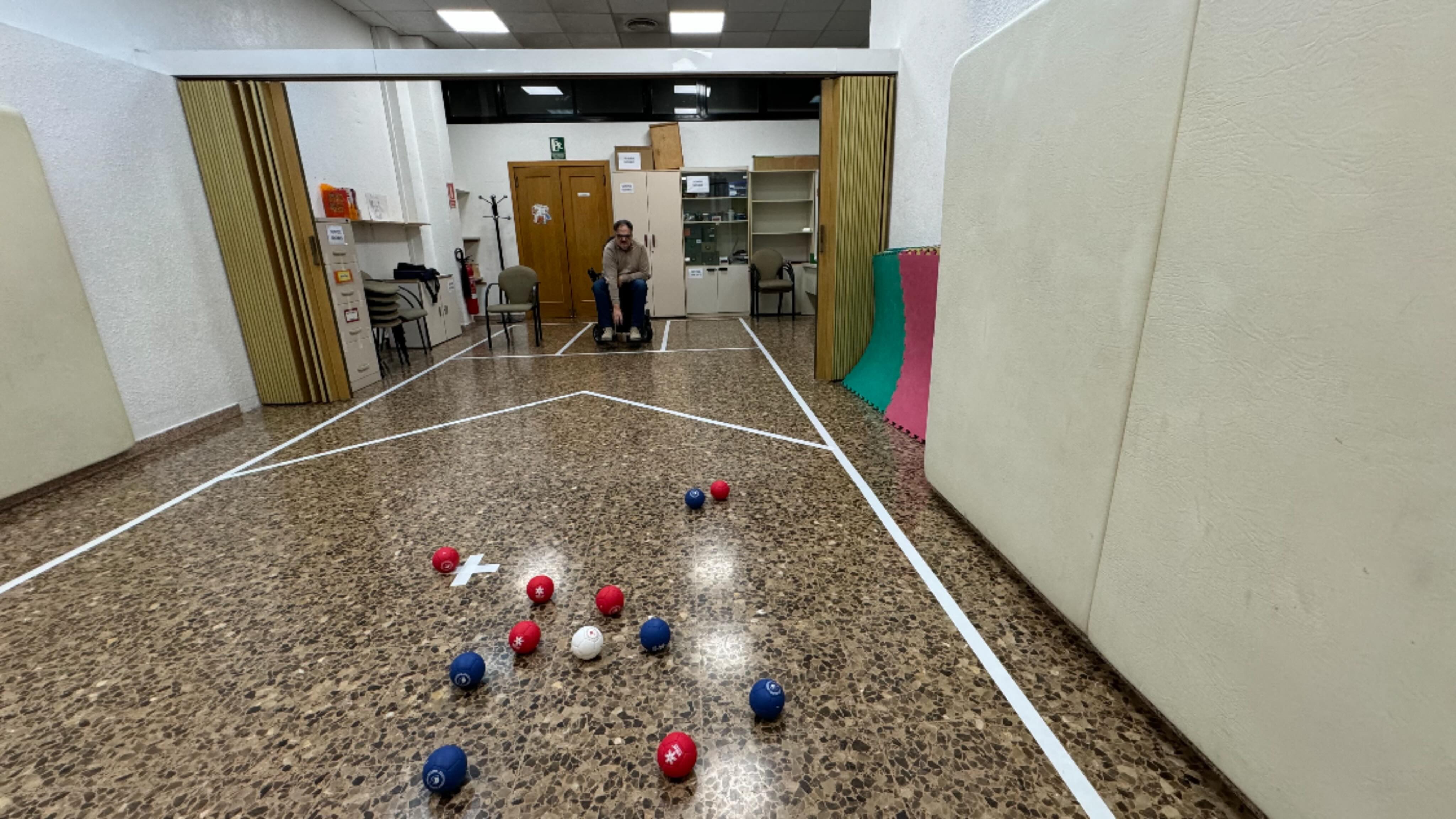 Todo preparado para comenzar la actividad de la Boccia en Treball de Vida.