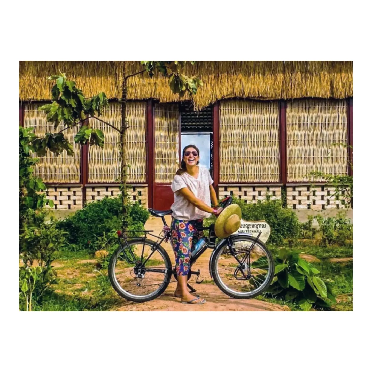 💥 Mon projet Yuloé vient d’être présélectionné pour le Prix du Public de la Bourse de l'Exploration Paul-Emile Victor !
C'est un vote public en ligne qui définit le lauréat. Alors, si l’exploration et l’aventure humaine vous parlent… N’hésitez pas à voter par ici 👉 https://paulemilevictor.fr/vote (link in bio)
Yuloé c'est quoi ?
Le projet Yuloé c’est une exploration en solo et à vélo à la rencontre de l’altérité pour mettre en lumière les singularités architecturales et les savoir-faire qui portent un impact social et écologique positif. En explorant 23 pays sur 25.000 km, Yuloé cherche, au travers d’exemples
d’habitats traditionnels et contemporains, à inspirer de nouvelles façons d’habiter le monde.
🗺️ La première partie du projet fût réalisée de 2017 à 2019 : 15.000 km à vélo de la France jusqu’au Cambodge.
La deuxième partie du suivra sur environ 6 mois l’itinéraire : Cambodge, Vietnam, Laos, Chine, Taïwan, Japon.
👉 Départ tout début 2025
J'ai hâte de vous en dire plus bientôt ! 🤸♀️
#neverstopexploring #exploration #aventureauféminin
#nomadicexplorer #architecturebyroad #learningfromvernacular
#biketravel #gettingready