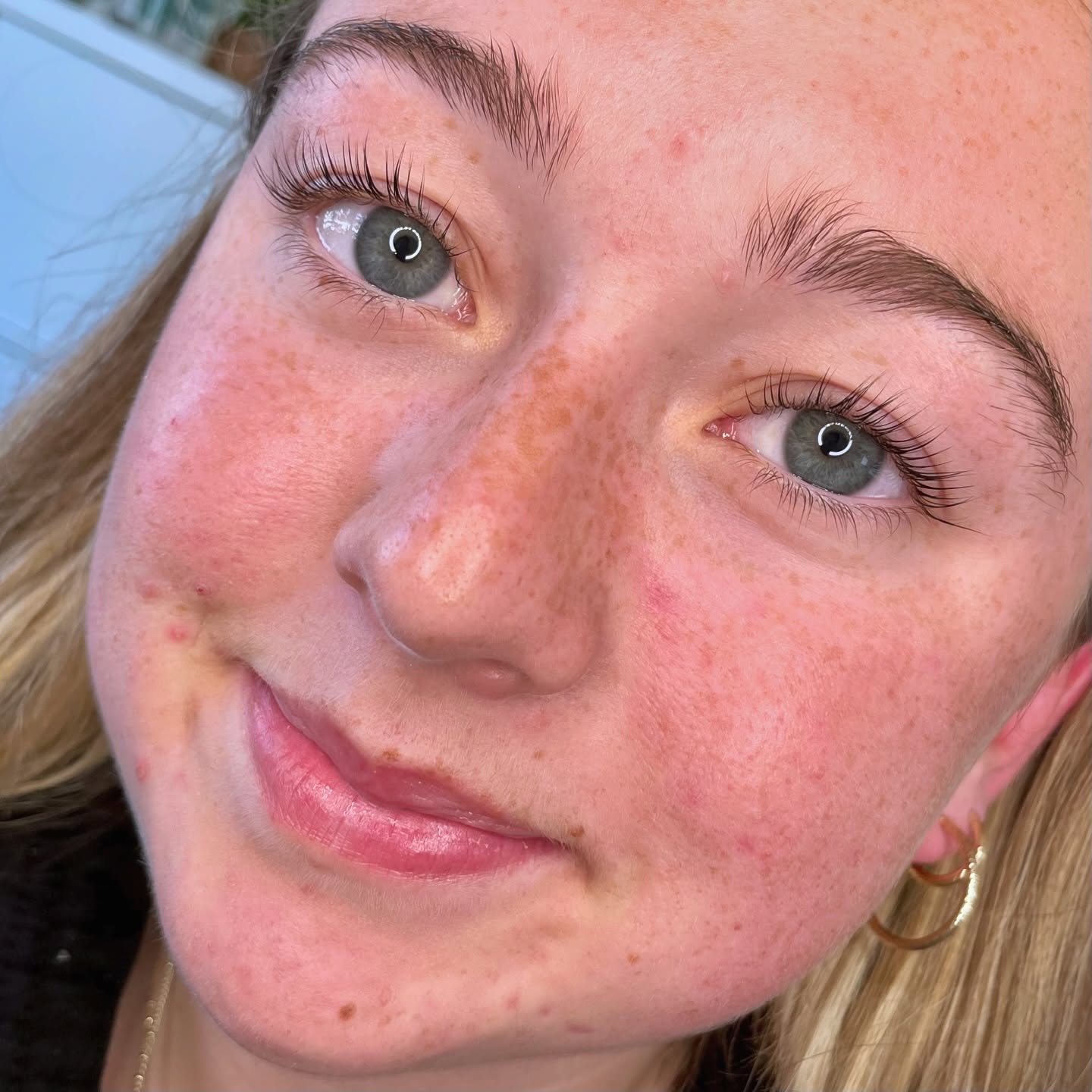 Riley ✨
Correction Lift on her beautiful natural lashes—swipe to see what we were working with 🔎
It took some time to make sure each individual lash was laying correctly before processing. It’s important to make sure you wait at LEAST 6-8 weeks before getting this service done again to avoid breakage and over processing. 🫶🏼