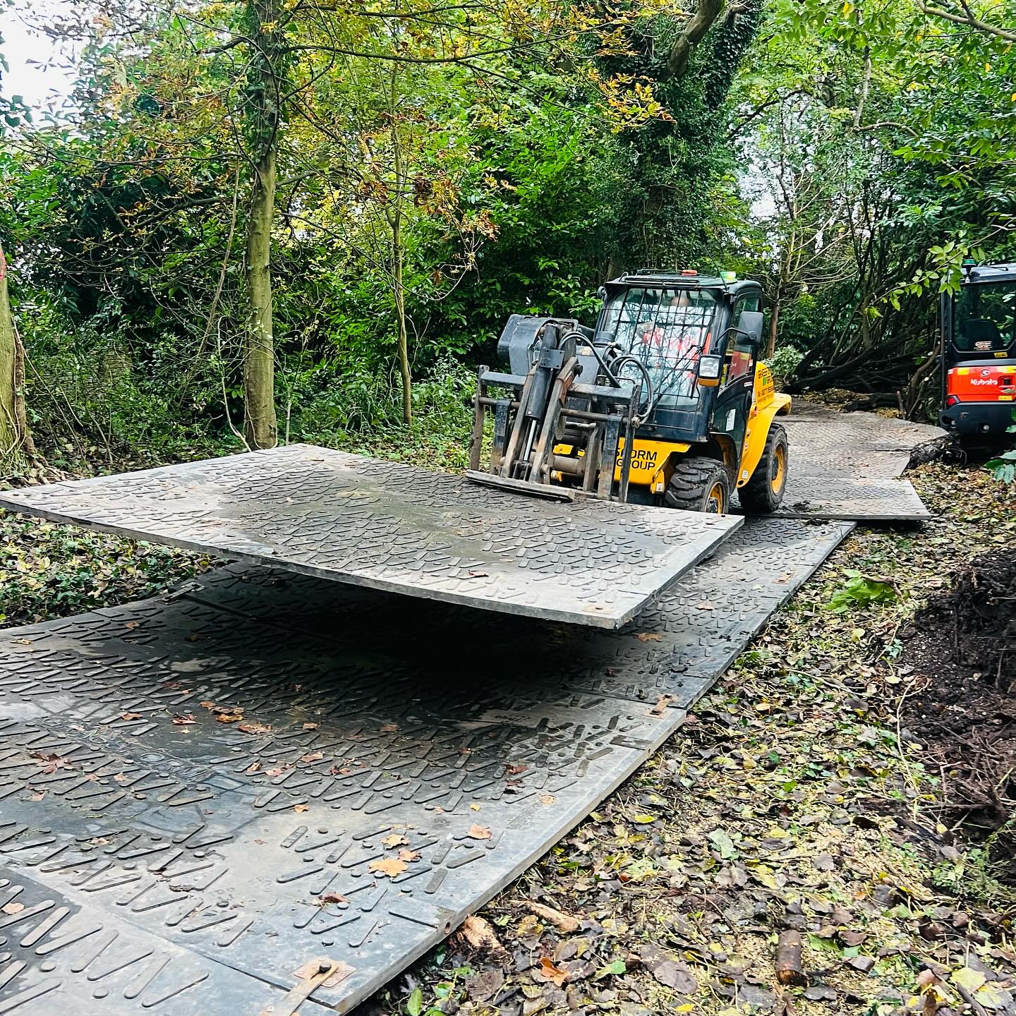A recent tree safety project we were contracted in for. The construction of a temporary trackway using heavy-duty bog mats provided the only secure solution to reach this otherwise inaccessible area.
#treesafetymanagement #treesafetyworks #ashdieback #temporaryroadway #bogmats #grapplesawtruck #grapplesawtruckcompany #mechanicaltreedismantling #mechanisedarboriculture #magniroto #magni #woodcrackercs750 #trackedmachines #timberremoval #timberlorry #Wallacetimber #compliance #contracthire #uk