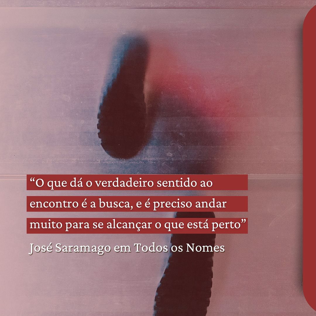 Não sei dizer o que foi mais inspirador, a frase de Saramago ou o título do livro. De repente fui invadida por uma torrente de lembranças. Tantos são os nomes da minha vida... Parte deles já são, estranhamente, saudade. Estranhamente, porque seguem me habitando como se tivesse conversado com eles anteontem. Fazem parte da minha vida, como fazem meus netos, que chegaram há poucos anos.
Passeando por esses encontros revisito grandes lições, algumas em gestos aparentemente pequenos; outras em palavras que podiam ser amorosas, mas também podiam ser duras. Tenho uma lista rica de nomes que me construíram. São os encontros que contam a minha história, que marcam meus tempos, e me localizam neles. Foram os encontros que me esculpiram – parte erosão, mas outra parte sedimentação, como camadas de pedra calcária que vão mudando continuamente a geografia do meu litoral. Guardam fósseis-segredos, conchas-abraços e as areias da minha ampulheta.
O amor e suas declarações, quando retirados do circuito de seus personagens, são sempre piegas, são sempre ridículos. É que o amor dói, no prenúncio das despedidas.
Vivi muitos amores. Amores-riso, amores-pranto, amores-drama, amores-amigos, amores-sexo, amores-fêmeas e machos, amores-filhos, amores-machucados, amódios. Todos eternos, não importa o desfecho, acontecido ou ainda por vir, no próximo adeus.
Saramago, Saramago... quantos passos pro próximo encontro com quem já me habita? Uma das últimas lições que tive foi a de contar os encontros em minutos, preciosos minutos que não podem ser desperdiçados.
#elizamacielpsicanalise #astrologiapsicologica #psicanaliseclinica #psicanalista #autoconhecimentotransforma #astrologiaevolutiva #posmodernidade