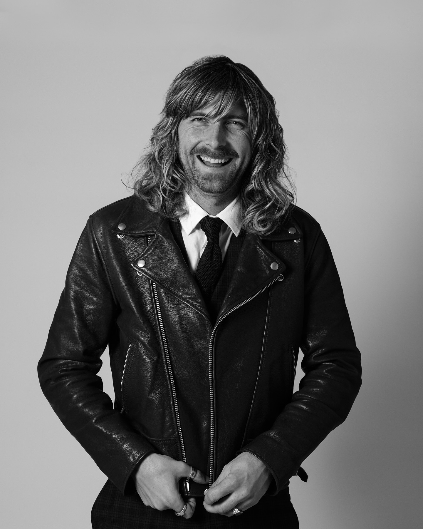 One of my absolute favourite parts of photographing business owners is our moodboarding calls. This is where I truly get to understand what my clients want their images to say 💛
I love helping creatives let their visuals do the talking, so their clients instantly get their vision and mission, you don’t even the bla bla bla hehe 👀
Then comes shoot day, and seeing them fully step into their vision lights me up every time!
I had such a blast with Josh in the studio; just look at him, he’s an absolute beautiful soul 🍃💖 @joshen.around (I could take photos of you for hours…. wait….that’s what we did 🙊