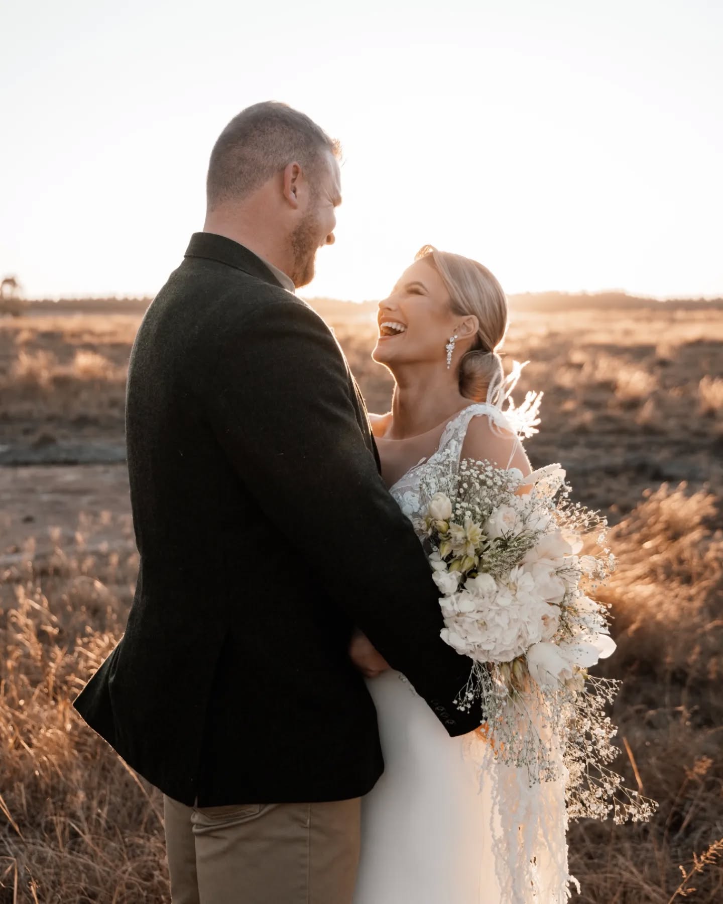 Marnique & Michael...
Venue: @florenceweddingvenue
Dress: @vonvebridalcouture
M&H: @fdkstyling
Flowers: @rosswey_blooms