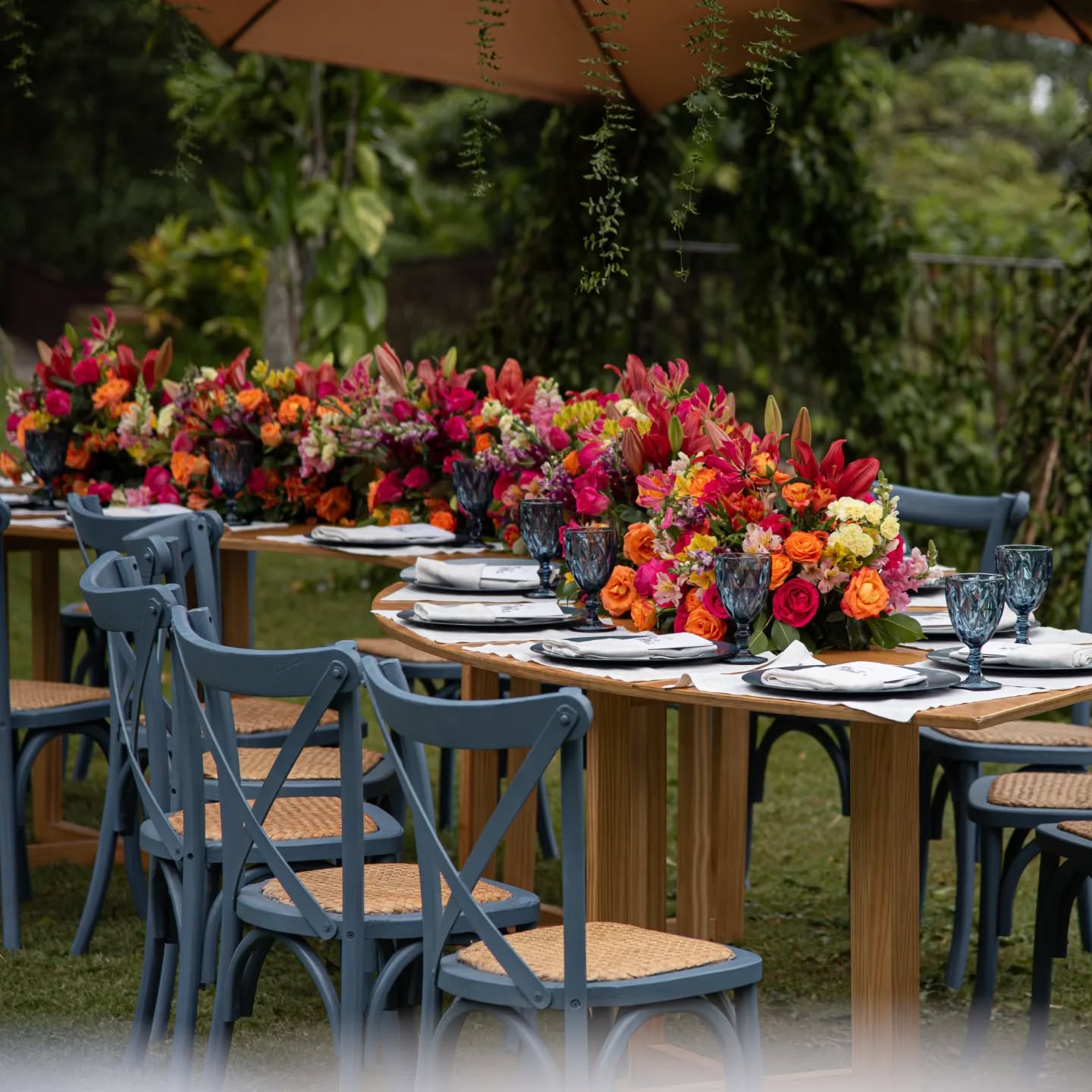 A decoração do casamento da Nanda e Hete foi uma verdadeira explosão de cores e os detalhes em azul trouxeram um toque especial à paleta vibrante, que garantiram um contraste encantador, harmonizando perfeitamente com as cores quentes! No nosso #tbt de hoje! ❤️
.
.
.
Local: @recanto_do_barao_oficial
Cerimonial: @tatianasousa_assessoria @miraexperiencias
Identidade visual: @pillartss
.
.
.
#casorioperfeito #decorcasorioperfeito #noivas #noivas2025 #noivas2026 #noivasrj #casamento #casamentorj #wedding #weddinginspiration #decorcasamento #decoraçãodecasamento #decorandocomamor #noivascariocas #casamentorio #blogsdecasamento #flowers #muitasflores
#casamentonocristo
#cristoredentor
#casamentoaoarlivre
#recantodobarão
#destinationwedding