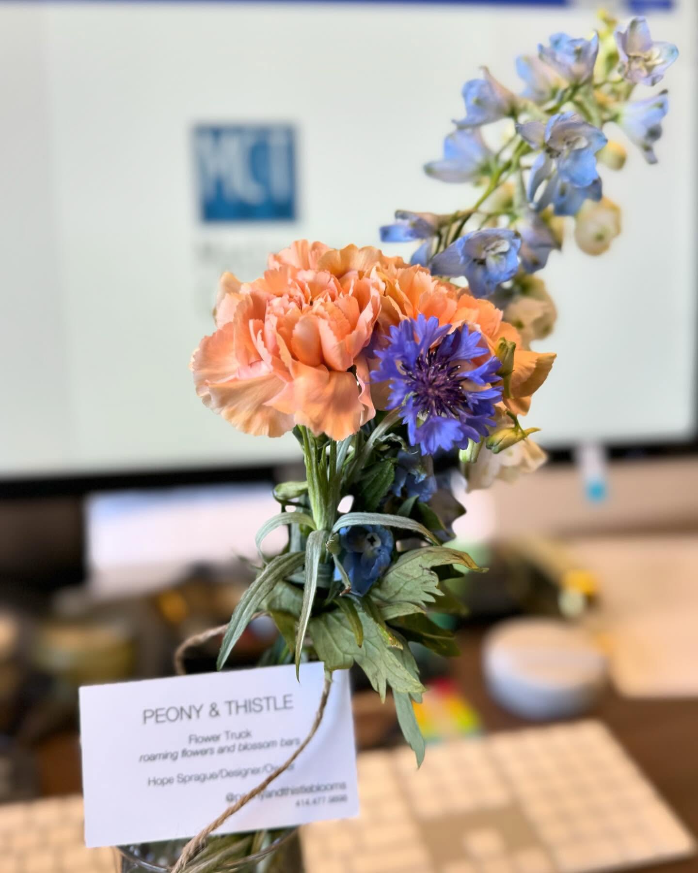What’s better than a walk on a sunny fall day? Meeting Hope @peonyandthistleblooms and her daughter Naveah with the most magical flower bus! Plus, they gave me the cutest bouquet! Think we should collaborate? Tap VOTE below and let me know!