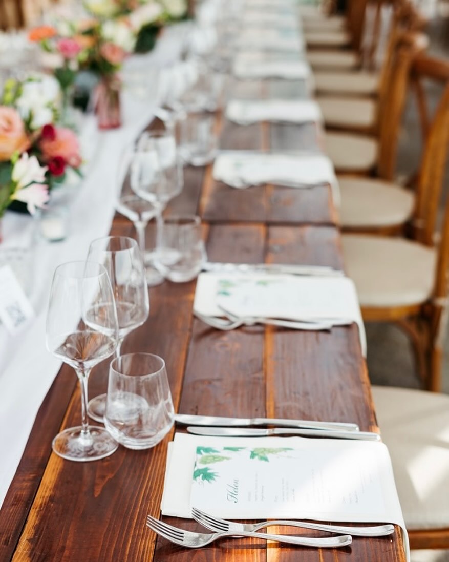 Tavoli rustici & Sedie Cross
🪑🍴🪵
•
Ecco l’allestimento preferito dai nostri Sposi 2024! 😍
•
Location: @latorricellamonforte
Wp: @viarisio_chiara_wp
Ph: @joyphotographers
Floral Design: @art.flos
•
#venturinocigliano #allestimenti #eventi #wedding #matrimonio #allestimenticreativi #weddingplanner #events #allestimentipersonalizzati #piemonte #allestimentomatrimonio #allestimentipersonalizzati #like4like #eventiprivati #noleggioarredi #torinoeventi #vercellieventi #piemonte #eventiaziendali #arredipereventi #festeprivate #followme #instamood #instawedding #weddingplanner #photooftheday #picoftheday #instalike #instafollow