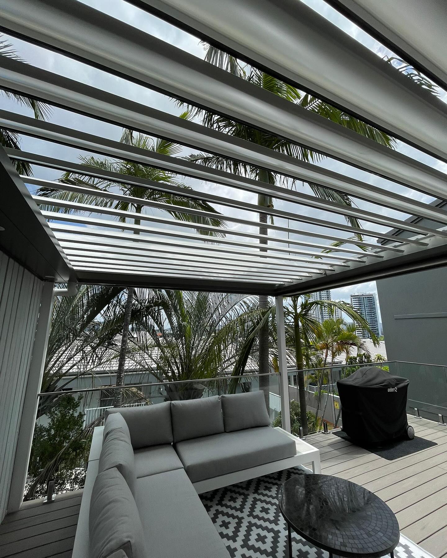 ☀️ Here’s a stunning example of an opening louvre roof system! ☀️ This setup has completely transformed the balcony into an all-year-round family space, offering protection from sun and rain. With the Vergola system, you can adjust the amount of light and shade, creating the perfect outdoor atmosphere no matter the weather. 🌦️ Ready to elevate your outdoor living space? Contact Vergola Brisbane. #VergolaBrisbane #OutdoorLiving #LouvreRoof #vergola #vergolaopeningroof #professionalbuilders #brisbanevergola